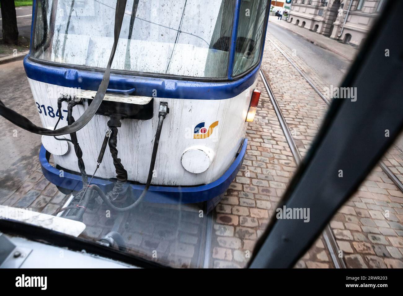 Immagine di un tram Tatra T3 che corre per le strade di riga, gestito da Rigas Satiksme. Rīgas Satiksme è un servizio di trasporto pubblico di proprietà comunale Foto Stock