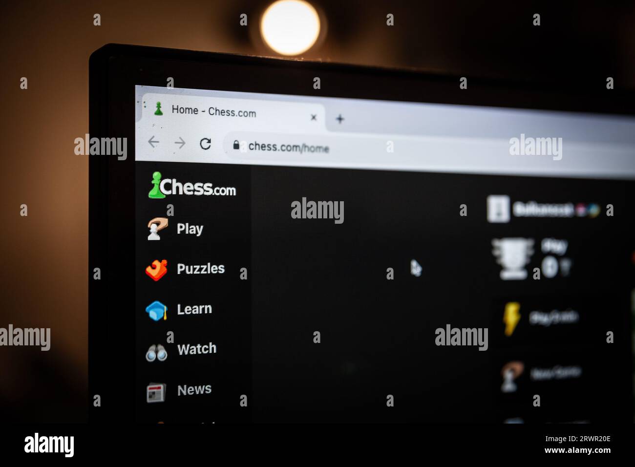 Immagine di uno schermo con il logo di Chess.com. Chess.com è un server di scacchi su Internet e un sito web di social networking. Il sito ha un modello freemium in Foto Stock