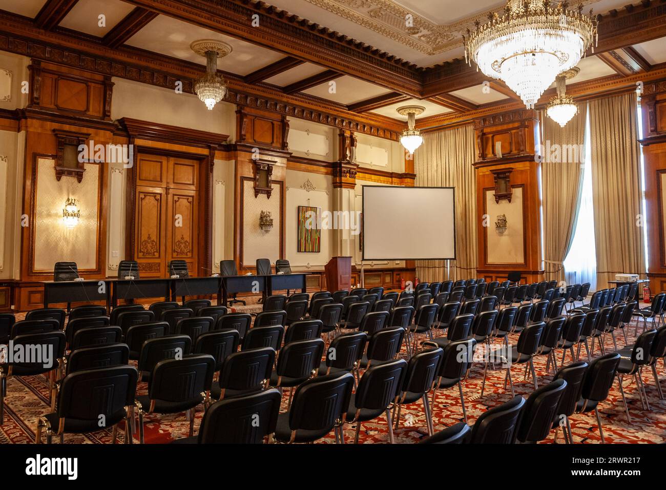 Immagine dell'interno del palazzo del parlamento rumeno, con particolare attenzione a una sala conferenze. Il Palazzo del Parlamento, conosciuto anche come il Repub Foto Stock
