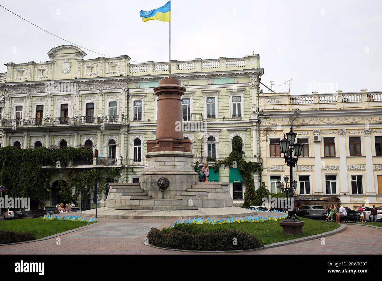 Odessa, Ucraina. 20 settembre 2023. Vista generale del luogo in cui vi era un monumento ai fondatori di Odessa (imperatrice russa Caterina II) con bandiere ucraine con i nomi dei soldati caduti delle forze armate ucraine scritte su di esse. Credito: SOPA Images Limited/Alamy Live News Foto Stock