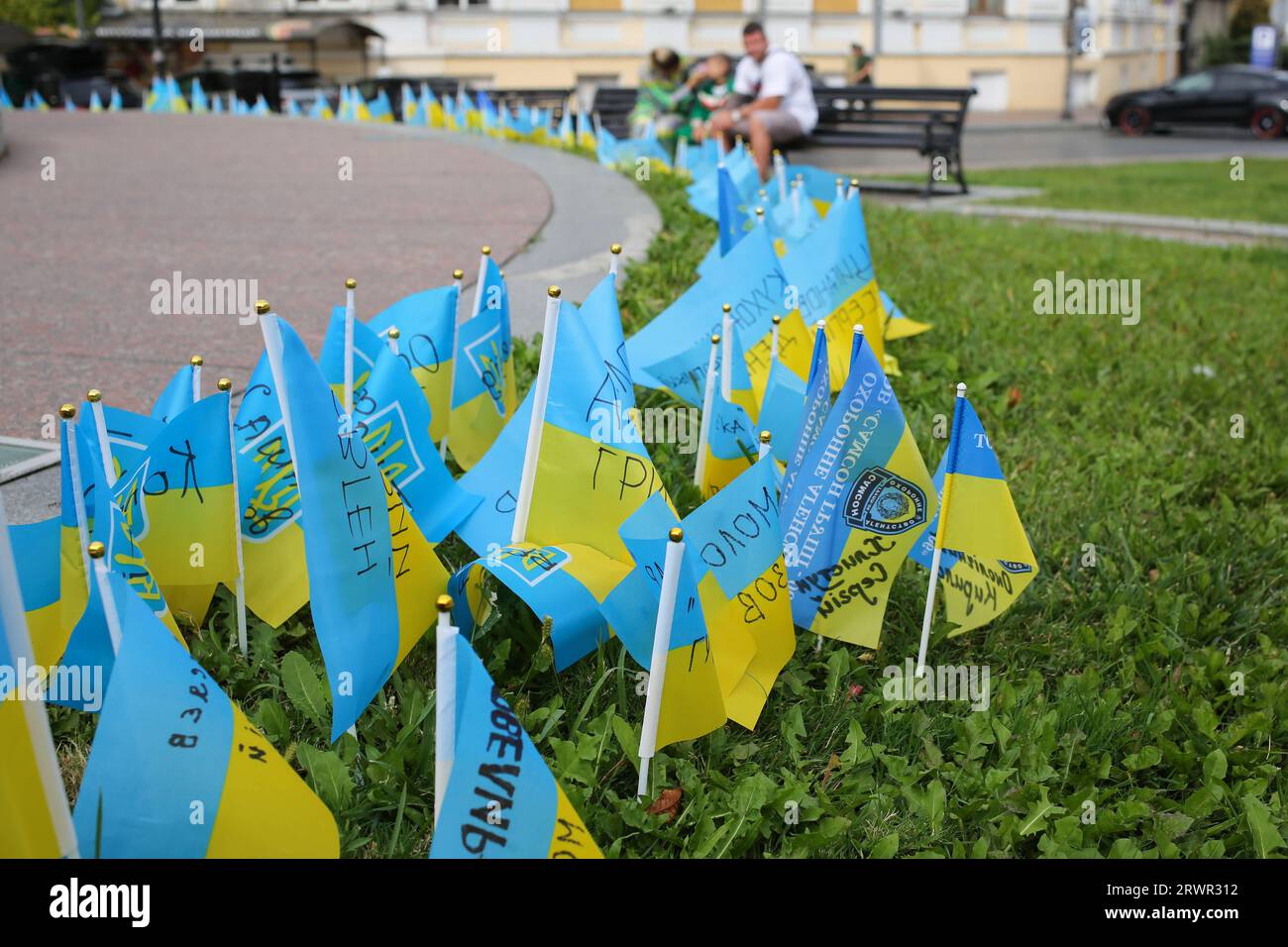 Odessa, Ucraina. 20 settembre 2023. Bandiere dell'Ucraina con i nomi dei soldati morti scritti, visti installati nel terreno in memoria dei soldati caduti delle forze Armate dell'Ucraina vicino al luogo in cui si trovava il Monumento ai fondatori di Odessa (imperatrice russa Caterina II). Credito: SOPA Images Limited/Alamy Live News Foto Stock