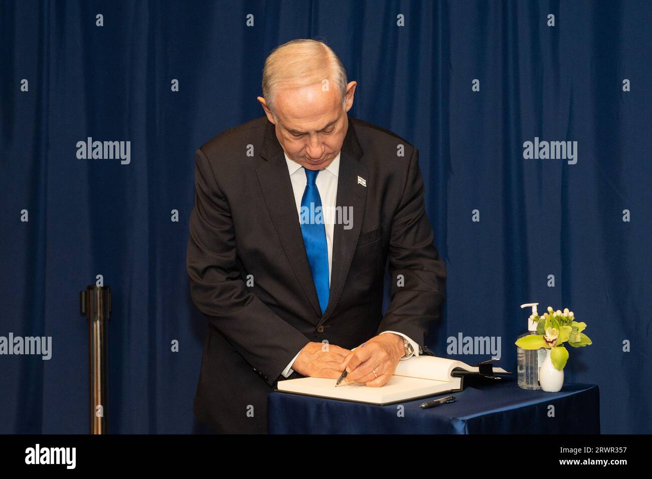 New York, USA. 19 settembre 2023. Il Segretario generale Antonio Guterres incontra il primo Ministro di Israele Benjamin Netanyahu presso la sede centrale di New York il 20 settembre 2023. Il primo Ministro ha firmato un libro degli ospiti con la sua penna. (Foto di Lev Radin/Sipa USA) credito: SIPA USA/Alamy Live News Foto Stock