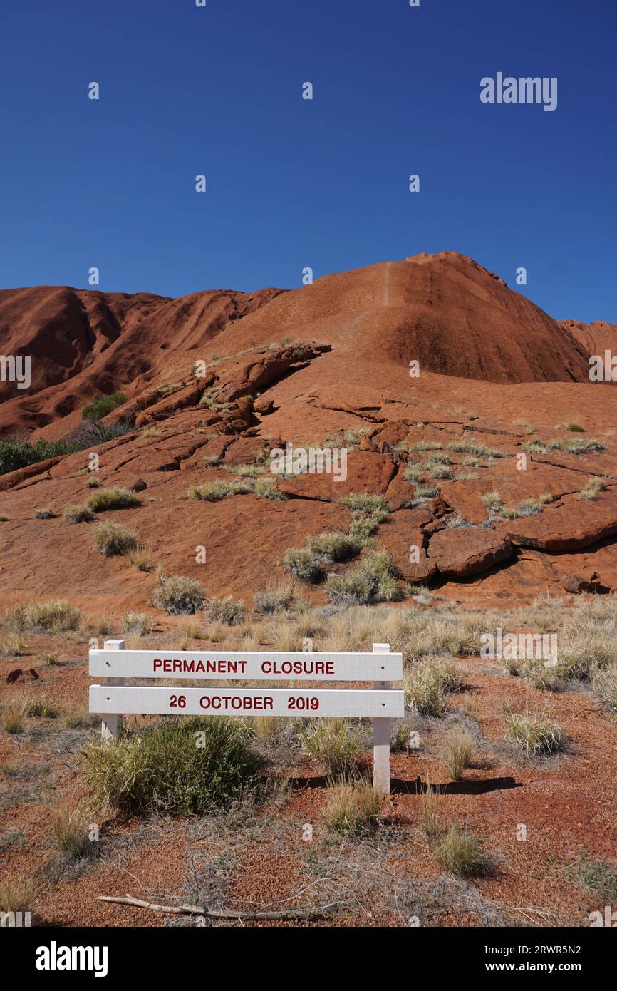 Cartello segnaletico di chiusura permanente dei binari in cima alla roccia a Uluru o Ayers Rock nel Northern Territory, Australia Foto Stock