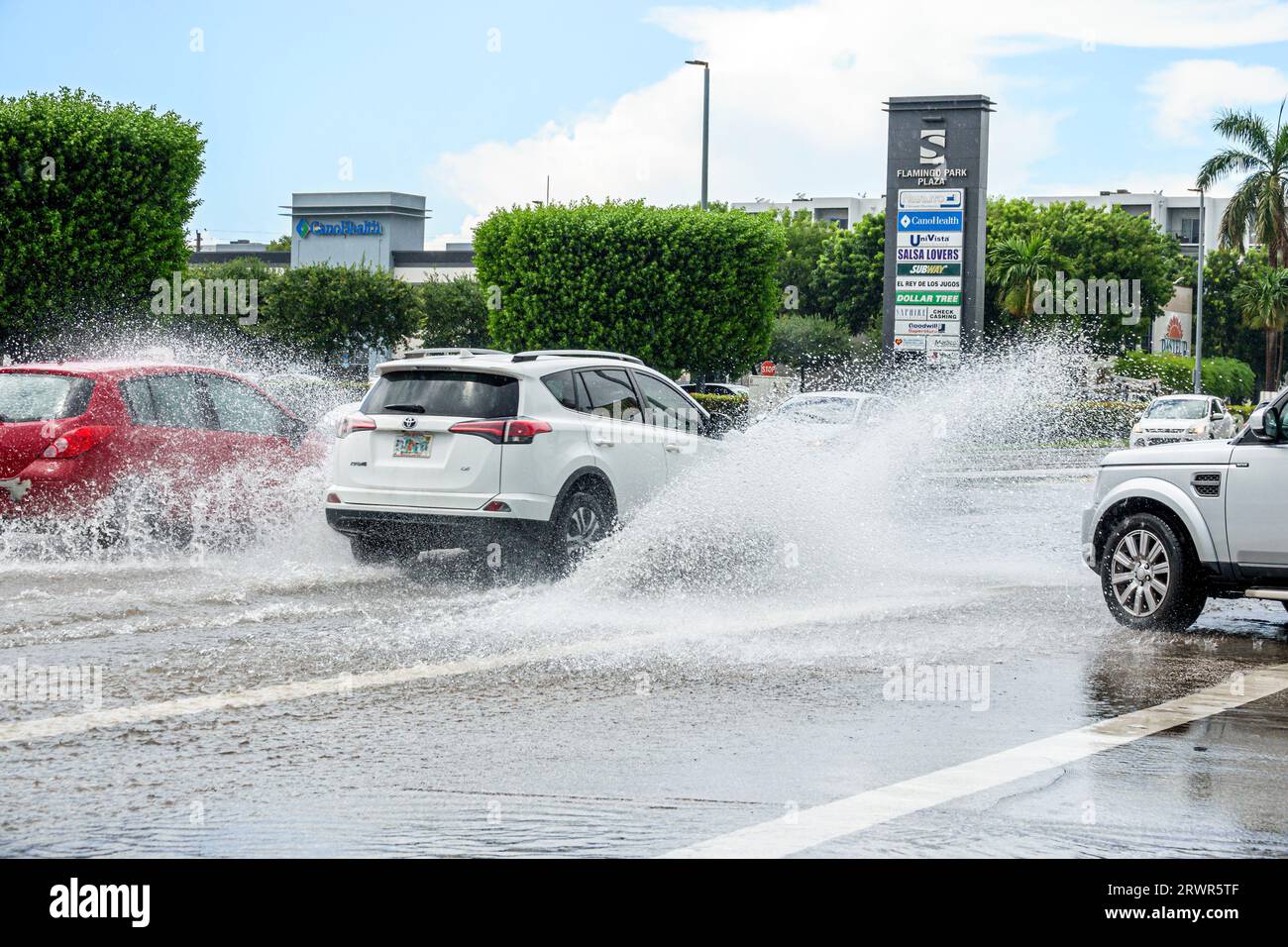 Miami Hialeah Florida, W 16th Avenue, allagamento dopo pioggia intensa, cambiamento climatico, veicoli che spruzzano Foto Stock