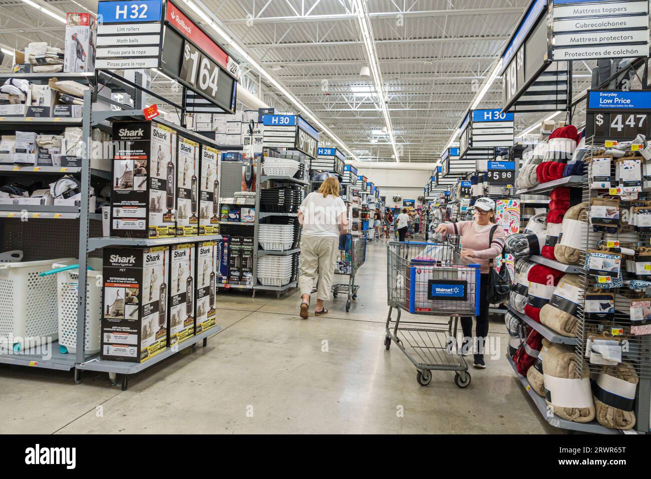 Miami Hialeah Gardens Florida, Walmart Supercenter all'interno dell'hotel, grandi magazzini a prezzi scontati, negozi commerciali, mercati commerciali Foto Stock