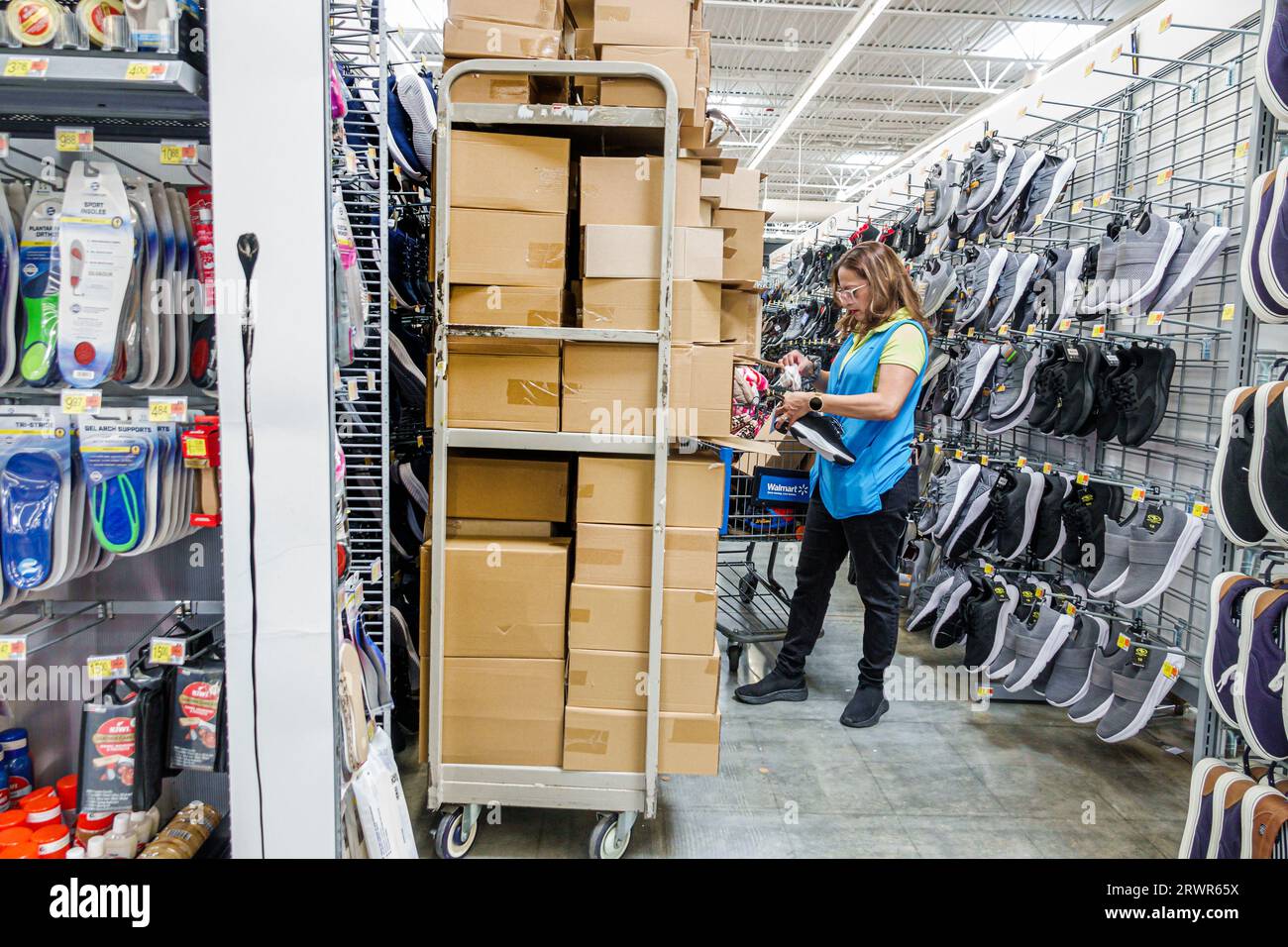 Miami Hialeah Gardens Florida, Walmart Supercenter all'interno dell'hotel, grandi magazzini a prezzi scontati, negozi commerciali, mercati commerciali Foto Stock