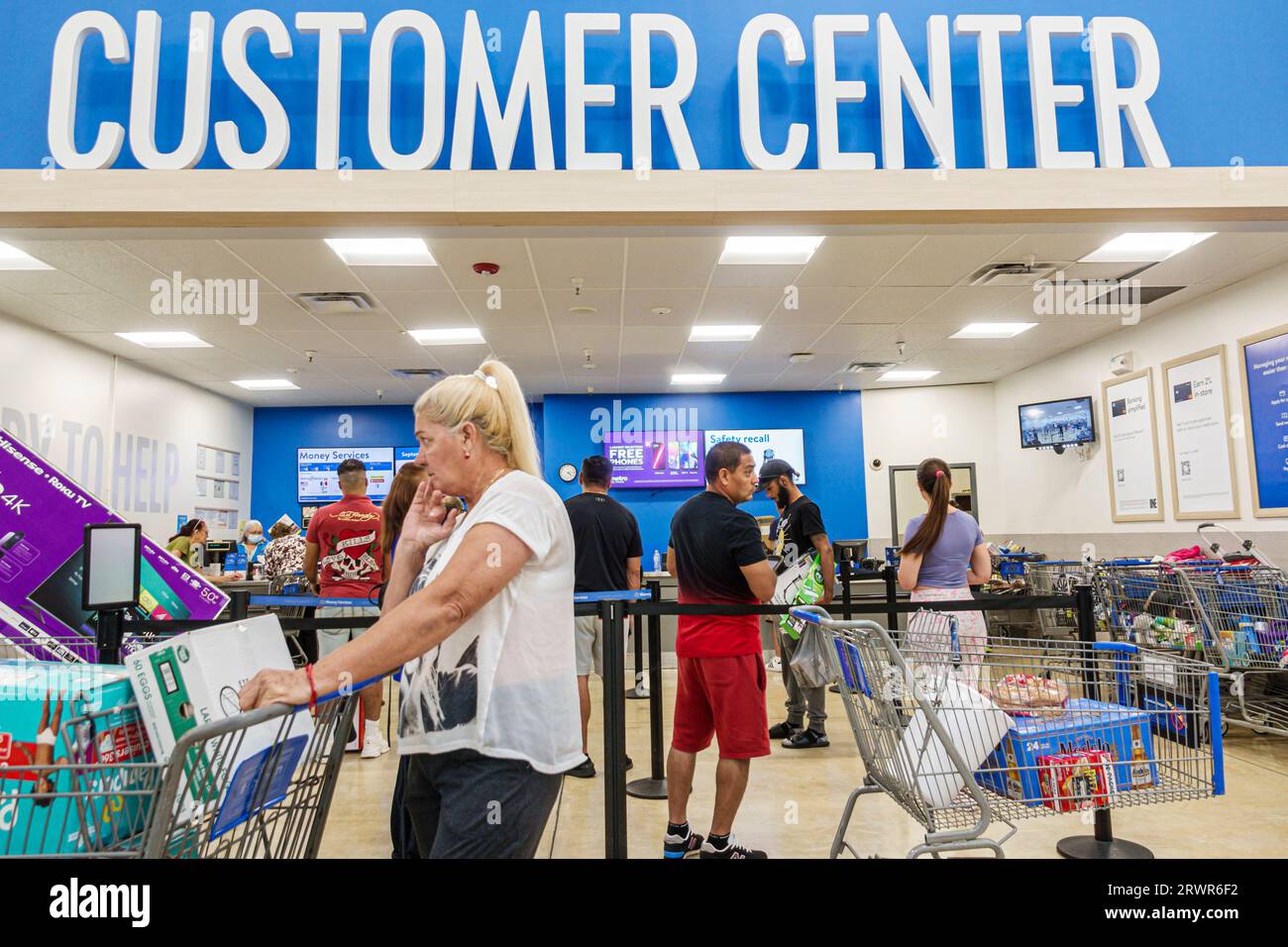 Miami Hialeah Gardens Florida, Walmart Supercenter all'interno dell'hotel, grandi magazzini a prezzi scontati, negozi commerciali, mercati commerciali Foto Stock