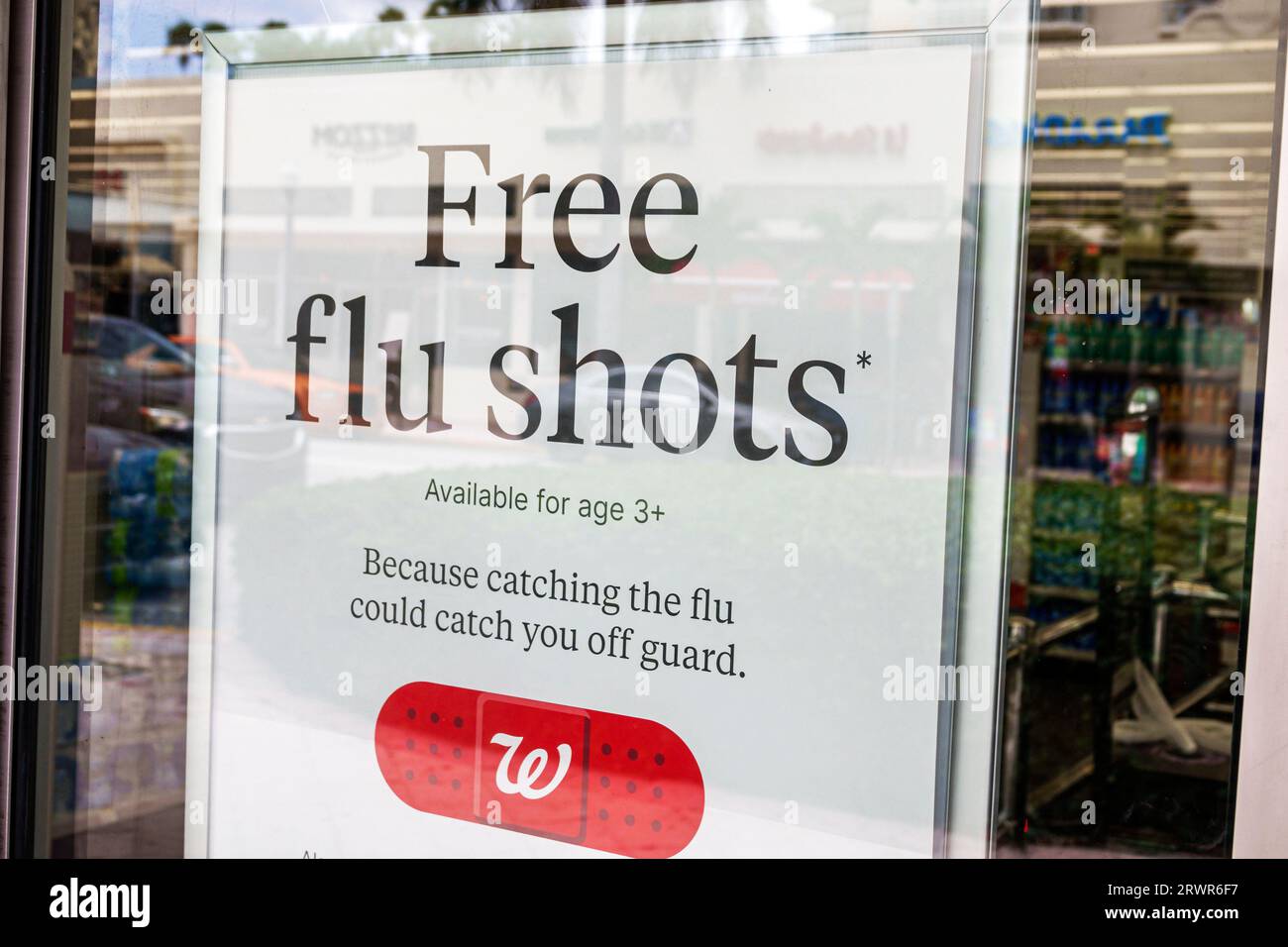 Miami Beach Florida, Walgreens Pharmacy drugstore, interno interno interno, cartello di avviso, gratuito influenza shot offerta promozione, informazioni di firma, promozione promozione Foto Stock