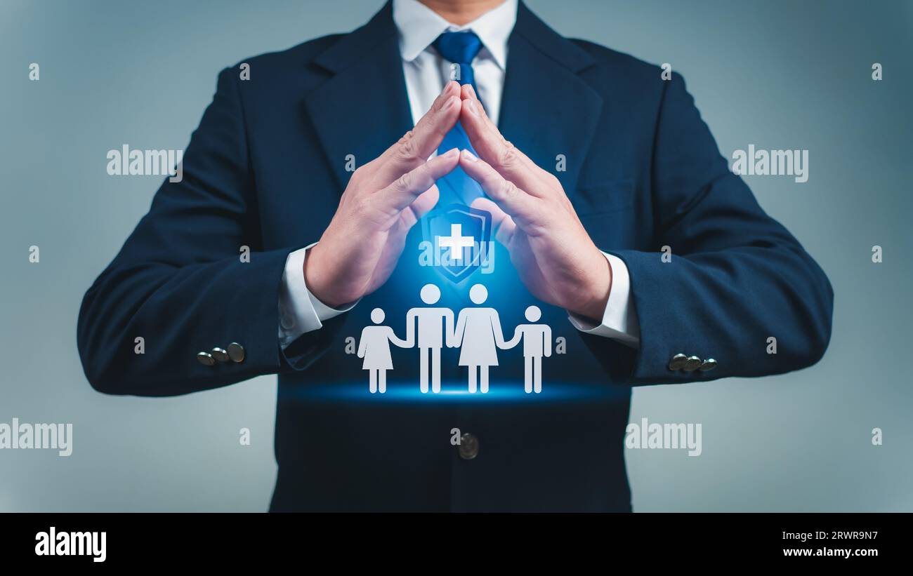 Il concetto di assicurazione sanitaria e benessere medico. Modella casa in legno e cuore rosso con icona Plus. Assicurazione sanitaria e accesso all'assistenza sanitaria. guarire Foto Stock