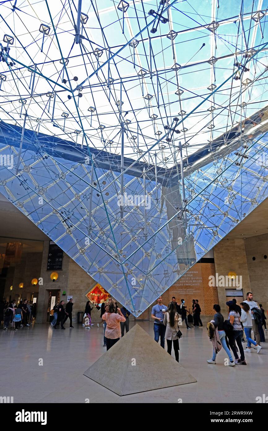 Struttura piramidale sopra il Museo del Louvre a Parigi in Francia Foto Stock