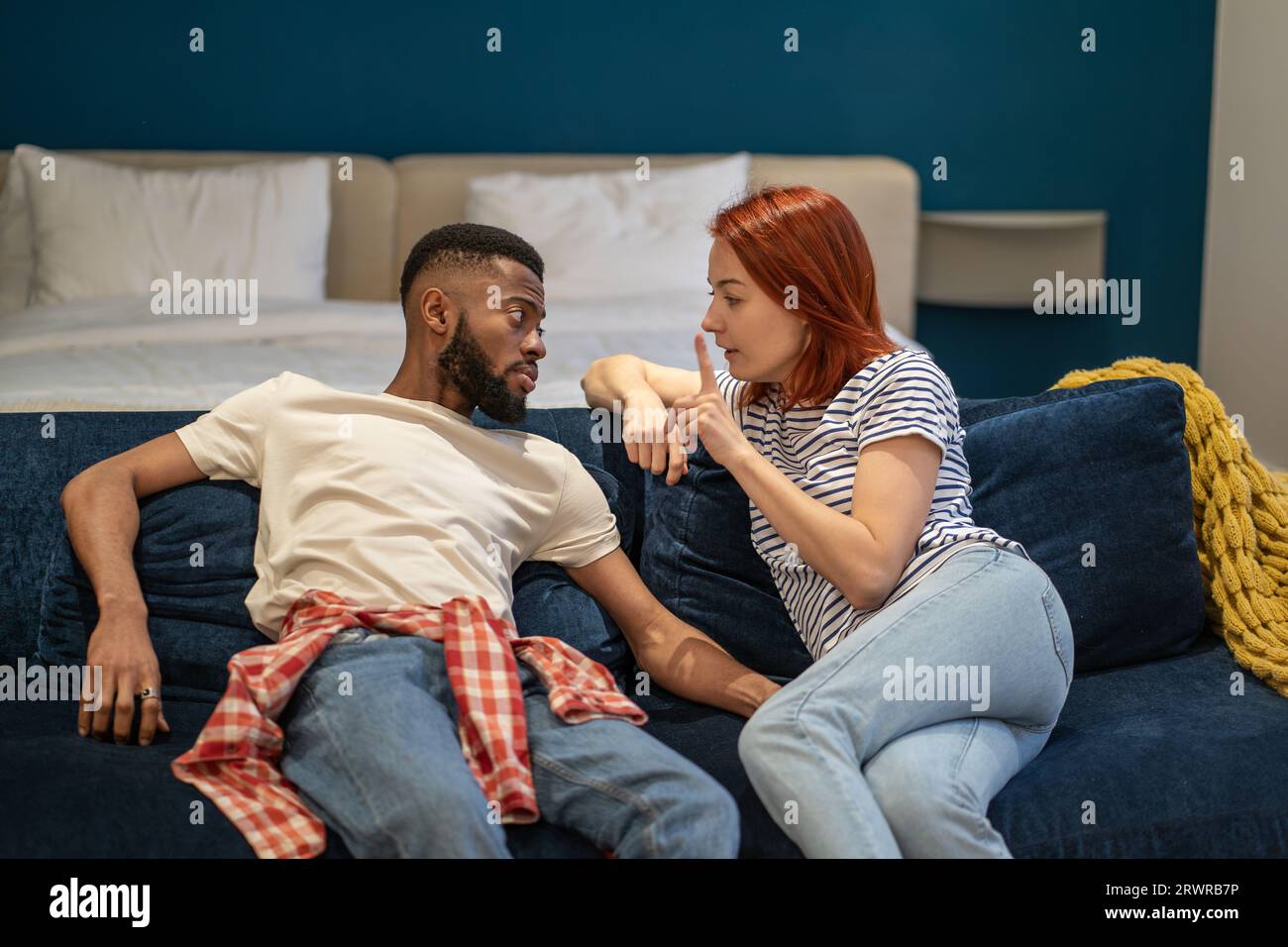 Uomo afro-americano donna caucasica che parla di problemi nelle relazioni. Foto Stock