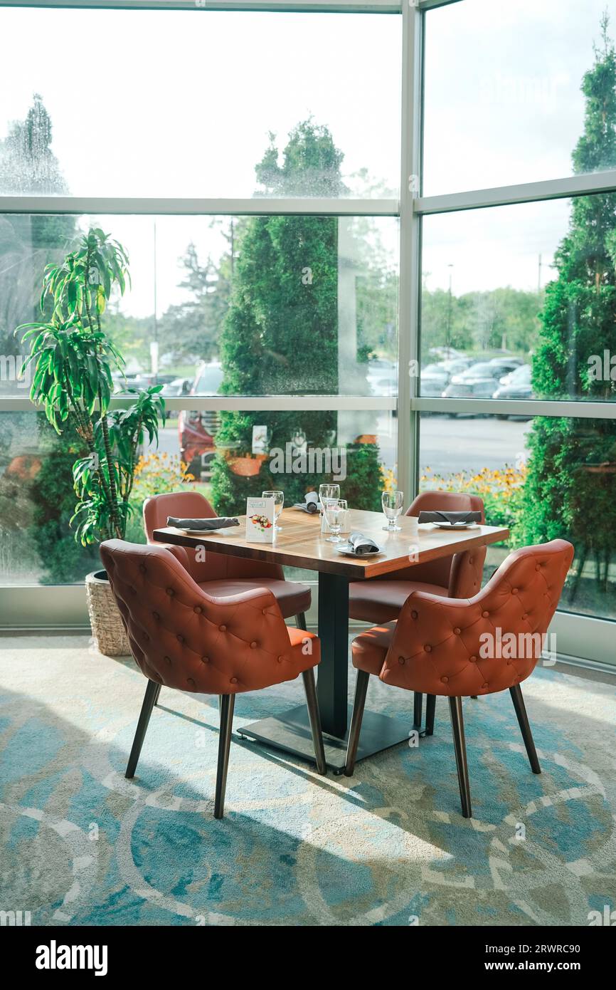Piccolo tavolo da pranzo immagini e fotografie stock ad alta risoluzione -  Alamy