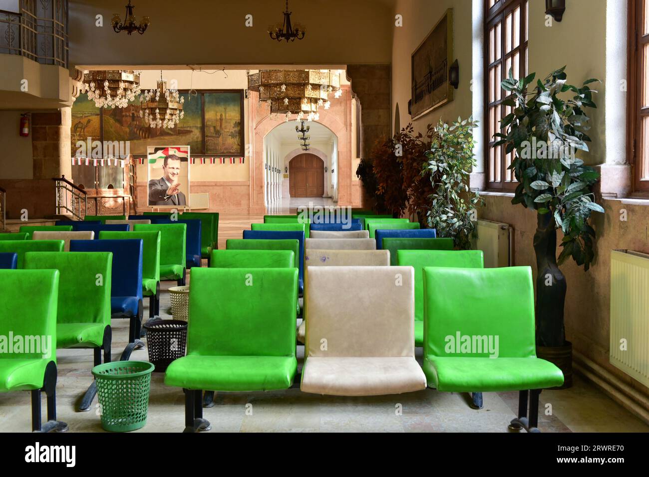 Sala principale della stazione ferroviaria di Aleppo, aperta nel 1912 come parte della ferrovia Berlino-Baghdad, capolinea del Simplon Orient Express negli anni 30 Foto Stock