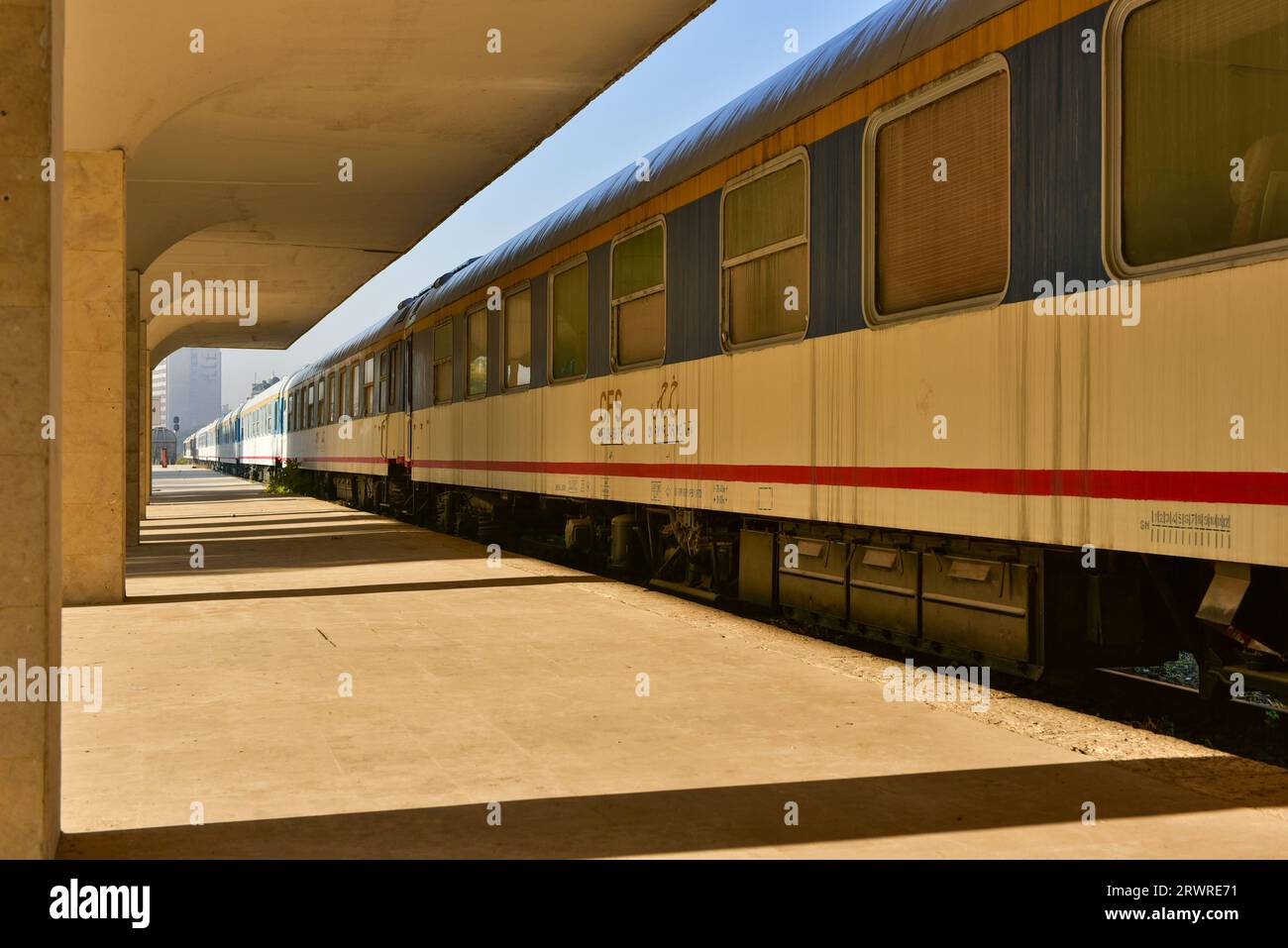 Treno sul binario 1, stazione ferroviaria di Aleppo, aperto nel 1912 come parte della ferrovia Berlino-Baghdad, capolinea del Simplon Orient Express negli anni 30 Foto Stock