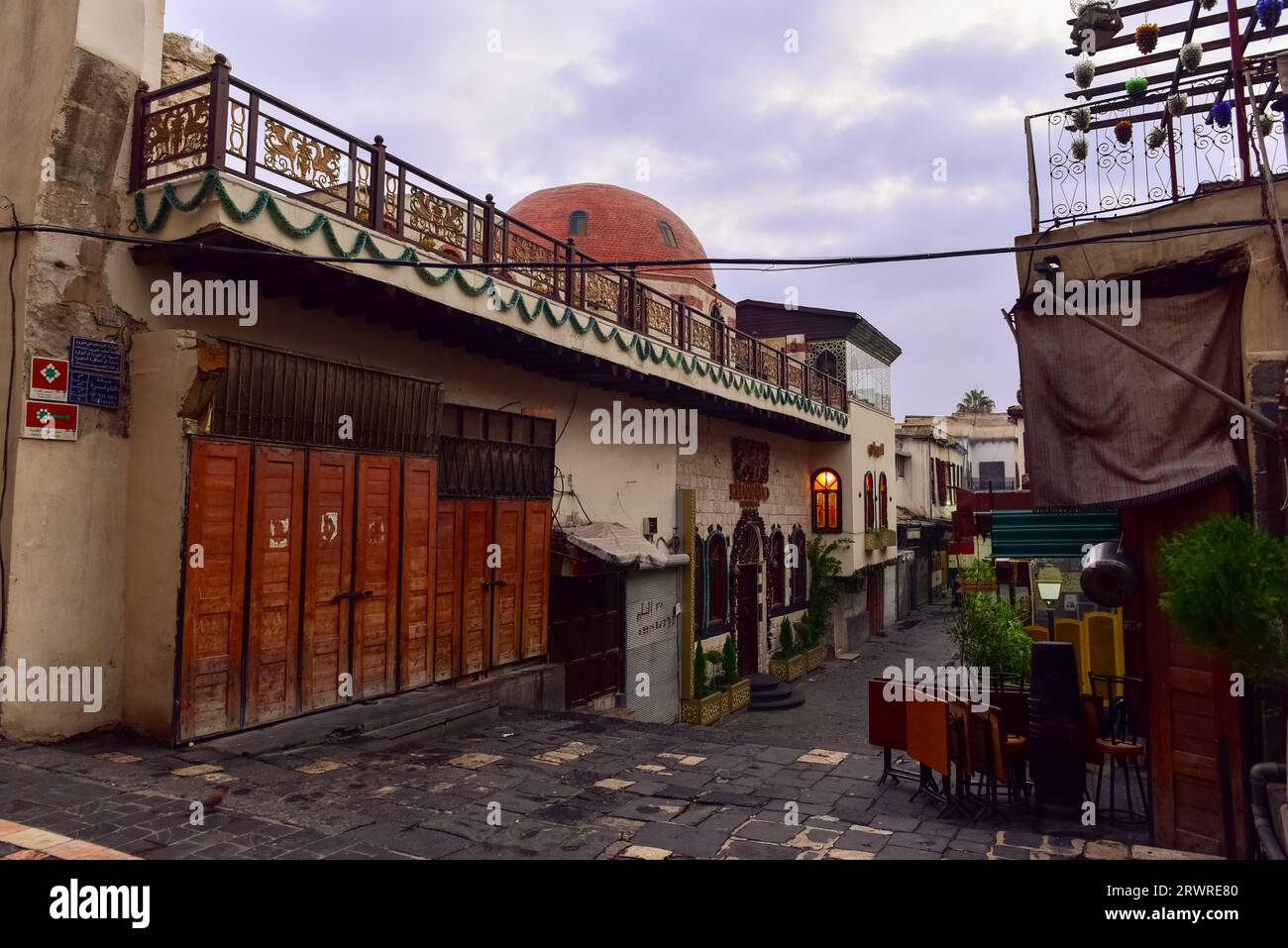 Al Nawfara Street, la "strada alta" degli autobus dove molti locali si ritrovano, vuota la mattina presto dopo le preghiere e prima che inizi il viaggio Foto Stock