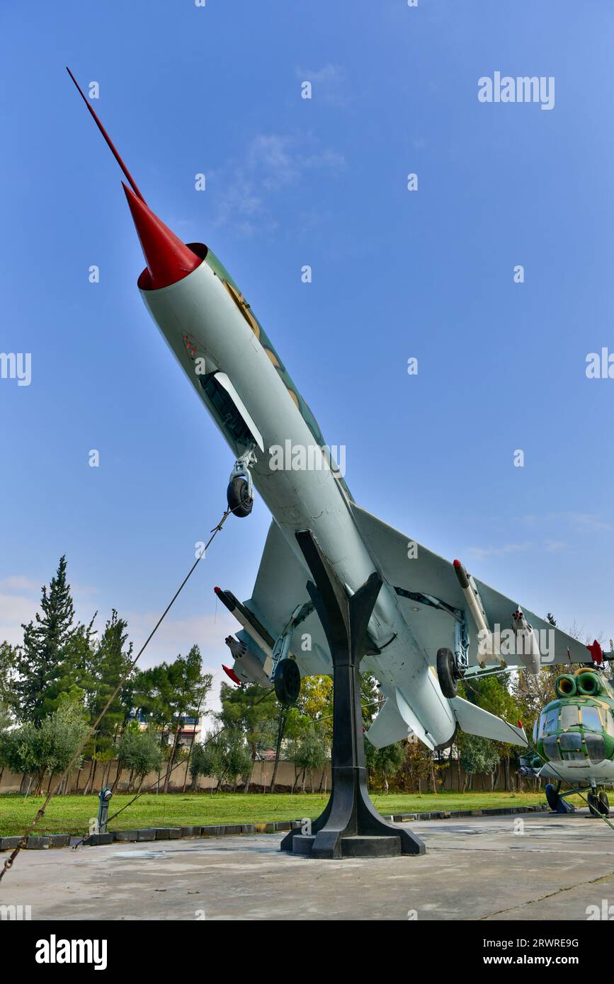 MIG jet utilizzato dall'esercito siriano nella guerra del 1973 ottobre in Israele in mostra al di fuori del Panorama della guerra d'ottobre a Damasco, in Siria Foto Stock