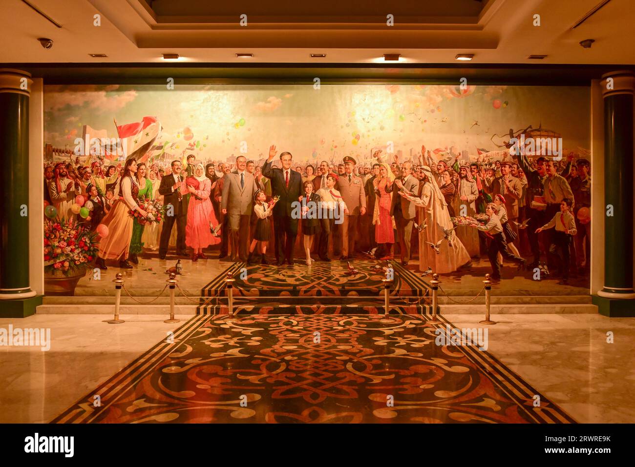 Un enorme dipinto murale nordcoreano dell'ex presidente siriano Hafez al-Assad nel Panorama di guerra di ottobre, Damasco, Siria Foto Stock