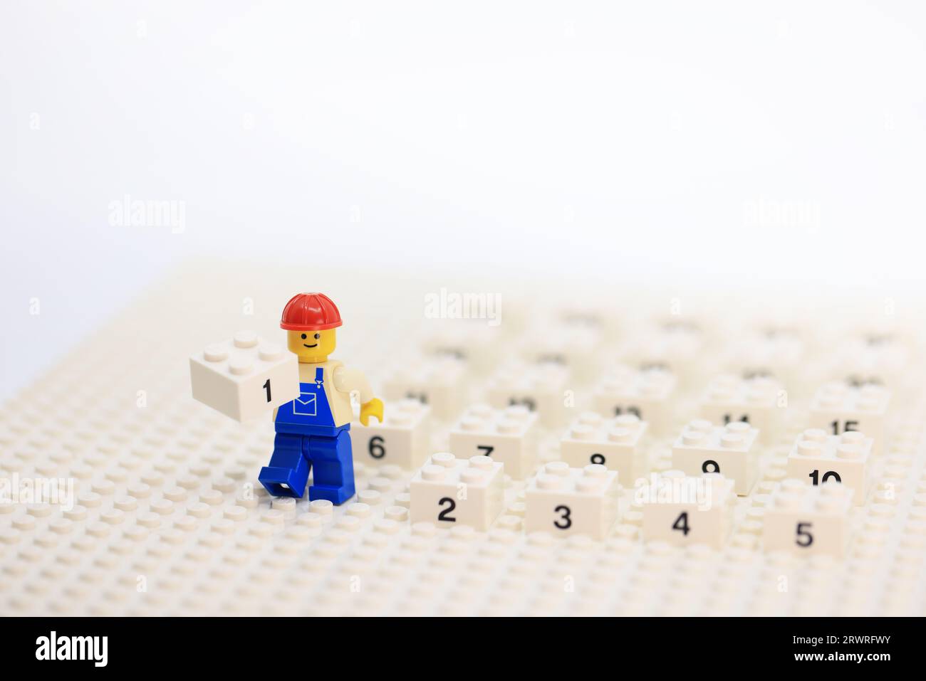 il lavoratore riceve il mattone numero uno Foto Stock