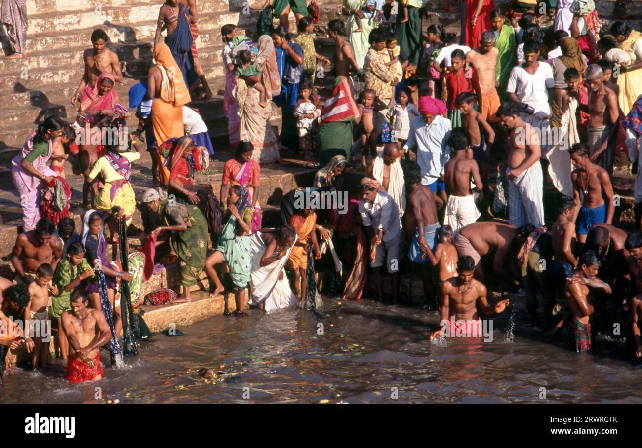 India: Pellegrini che fanno il bagno nella vasca sacra Jogula Bhavi, Saundatti, Karnataka, durante la Shri Yellamma devi Fair (1994). Ogni anno nel mese indù di Magh (gennaio - febbraio) più di mezzo milione di persone si radunano intorno al minuscolo tempio della dea Yellamma a Saundatti. Yellamma è la patrona del devadasi o delle donne dedicate al servizio di una divinità o tempio. Foto Stock India: Pellegrini che fanno il bagno nella vasca sacra Jogula Bhavi, Saundatti, Karnataka, durante la Shri Yellamma devi Fair (1994). Ogni anno nel mese indù di Magh (gennaio - febbraio) più di mezzo milione di persone si radunano intorno al minuscolo tempio della dea Yellamma a Saundatti. Yellamma è la patrona del devadasi o delle donne dedicate al servizio di una divinità o tempio. Foto Stock