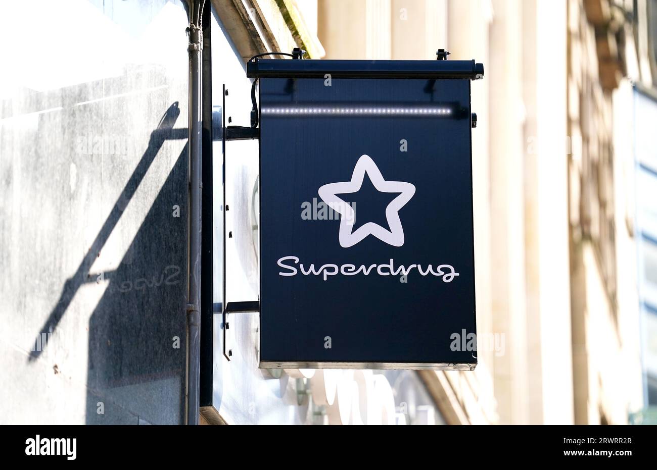 Foto del fascicolo datata 18/04/23 di una vista generale di un negozio Superdrug. Avon venderà per la prima volta i suoi prodotti nei negozi di lusso del Regno Unito come parte di un nuovo collegamento con Superdrug. Foto Stock