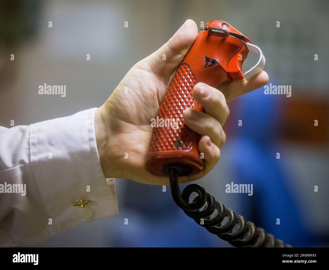 Foto del file datata 20/01/16 del Weapons Engineer Officers Tactical Trigger che sarebbe stato utilizzato nella fase finale di un lancio di missili nucleari, a bordo del sottomarino classe Vanguard HMS Vigilant. Il sostegno al deterrente nucleare britannico è tornato ai livelli osservati l'ultima volta durante la guerra fredda, come è emerso da un sondaggio dell'opinione pubblica. Foto Stock