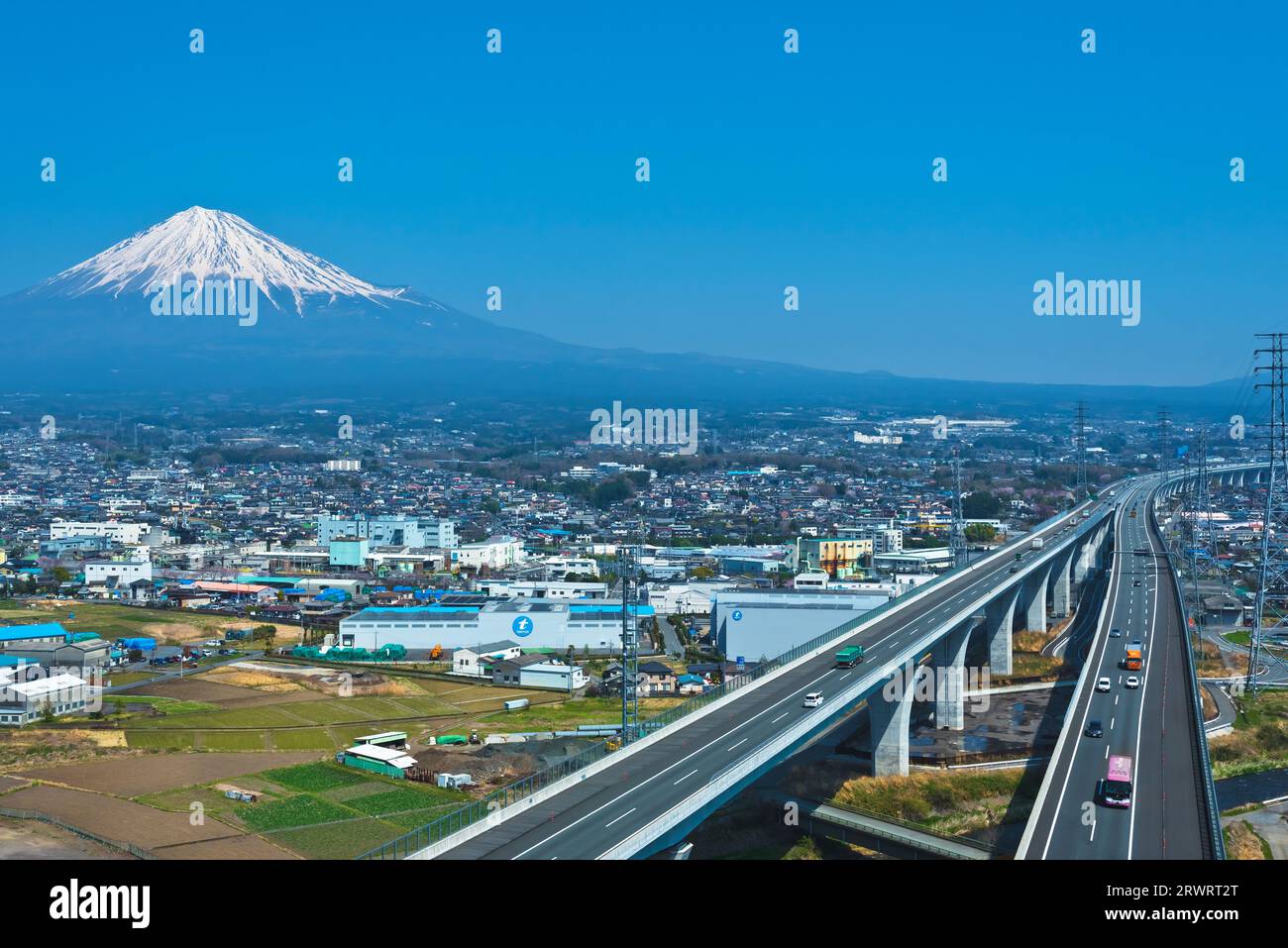 Fuji nel cielo blu e New Tomei Expressway Foto Stock