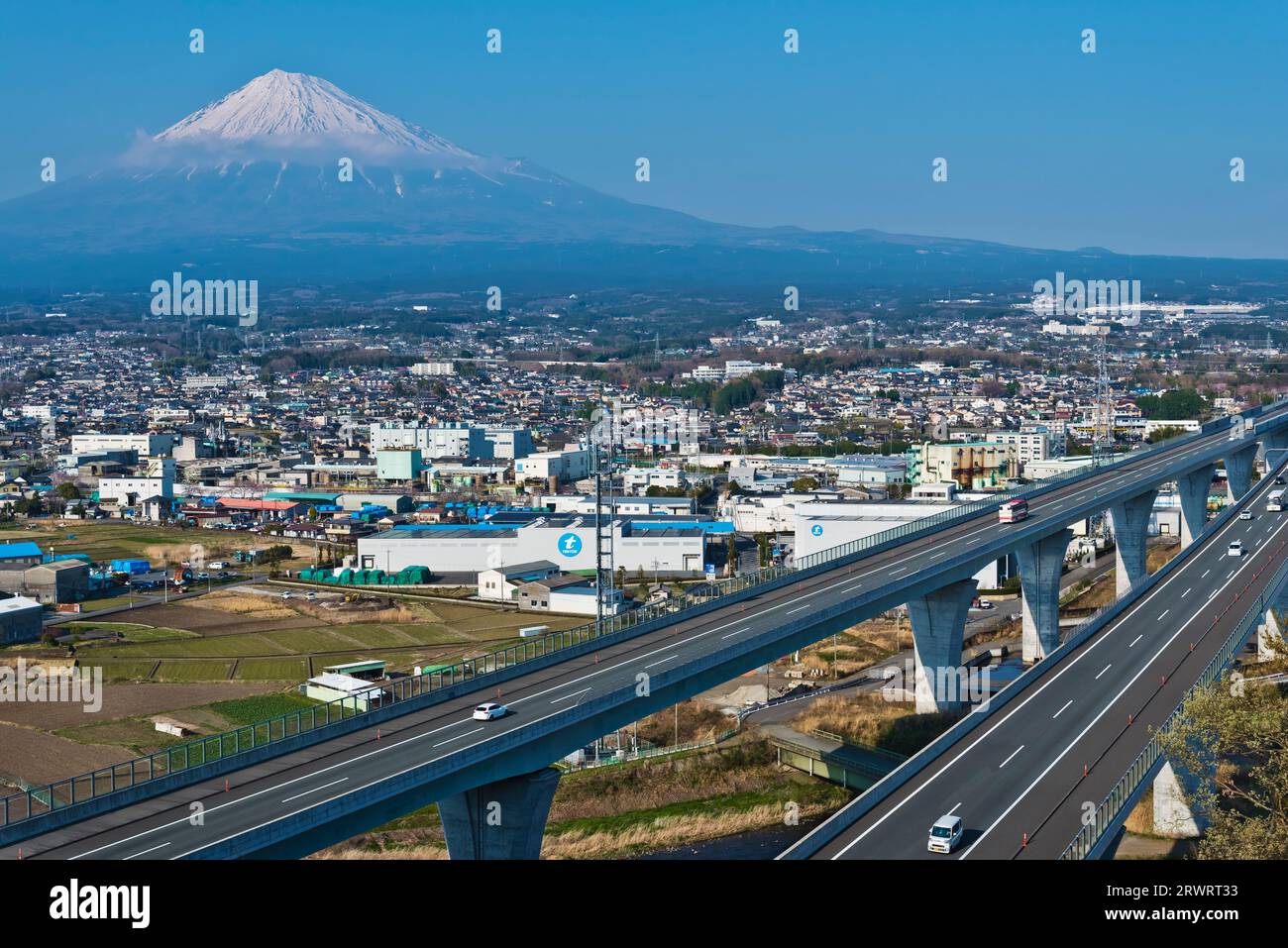 Fuji nel cielo blu e New Tomei Expressway Foto Stock