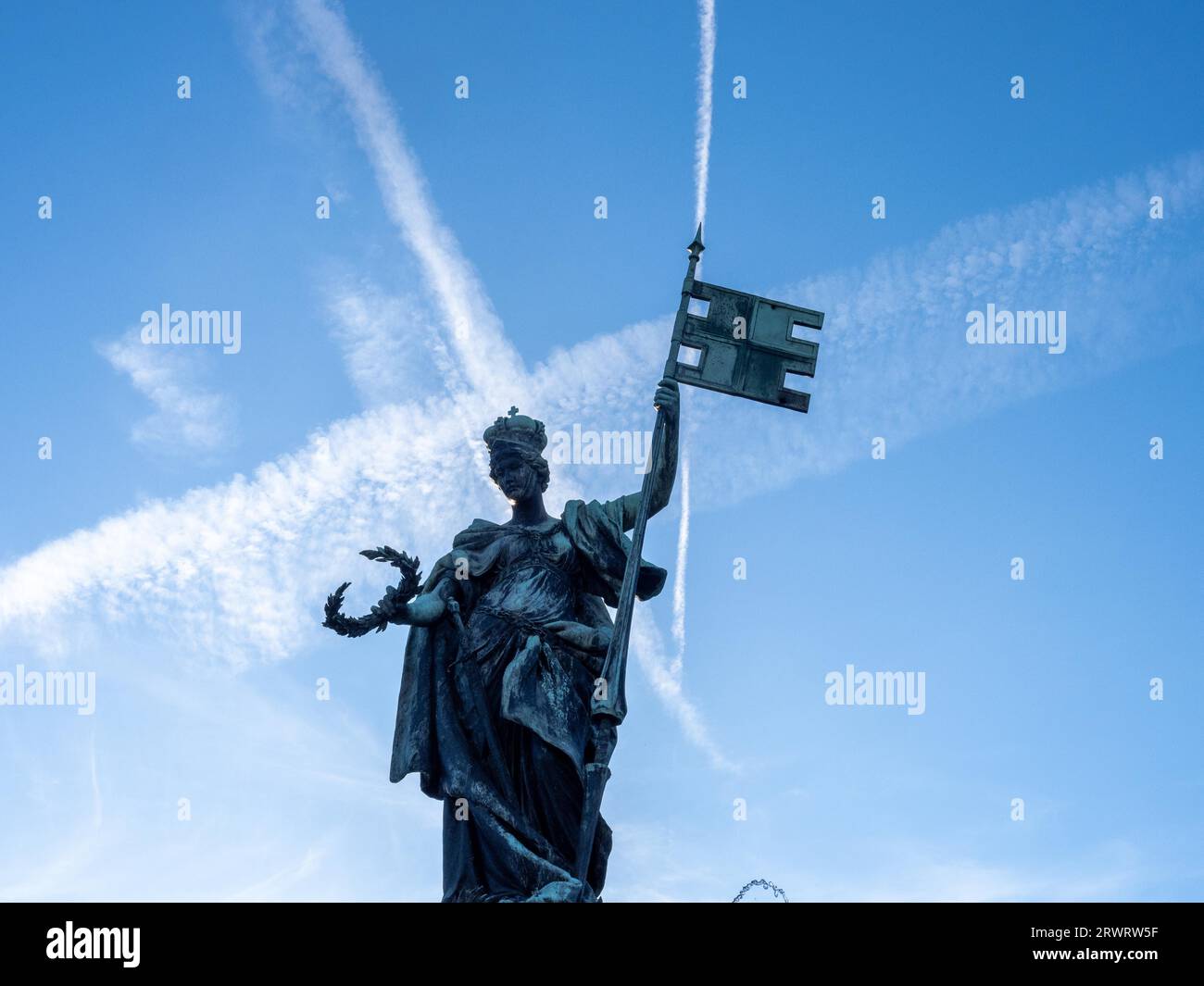 Scultura Franconia con bandiera e stemma, patrono della Franconia, presso Vierröhrenbrunnen, Würzburg, bassa Franconia, Franconia, Bavaria, GE Foto Stock