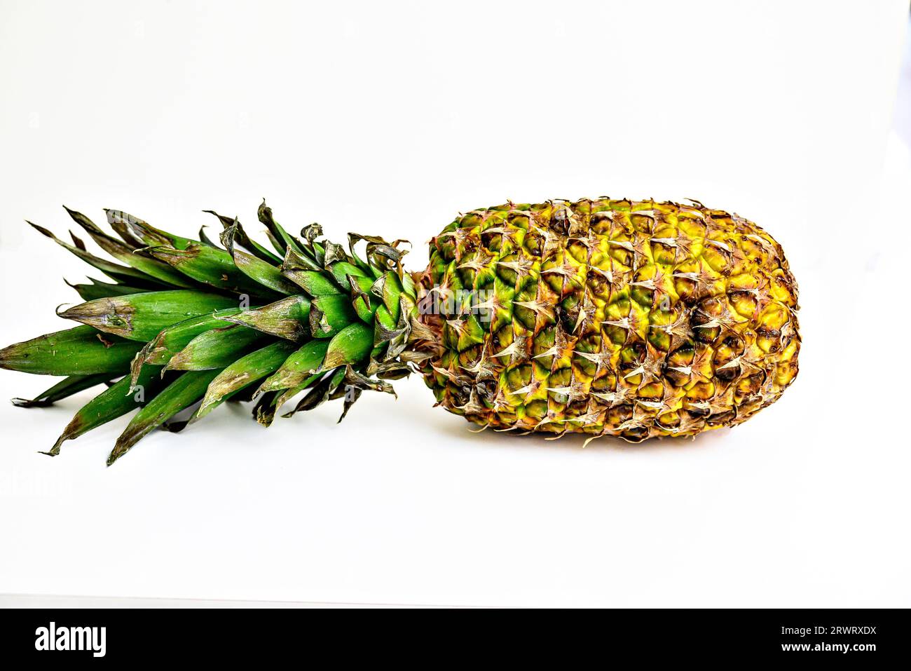 Ananas intero isolato su sfondo bianco. Stile di vita sano Foto Stock