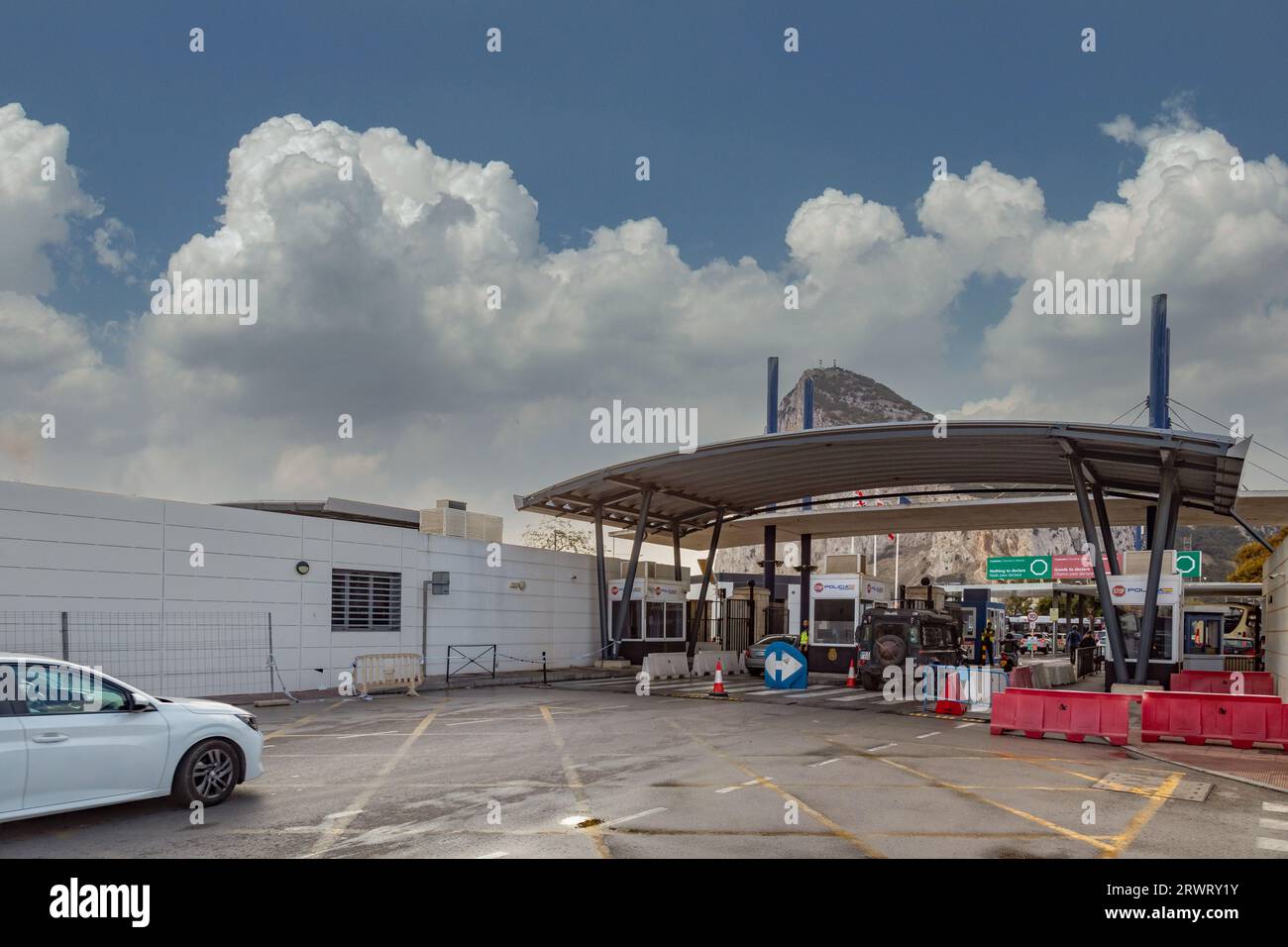 Stazione di controllo passaporti di Gibilterra. Passaggio di frontiera dalla Spagna a Gibilterra. Controllo pedoni e del veicolo. Foto Stock
