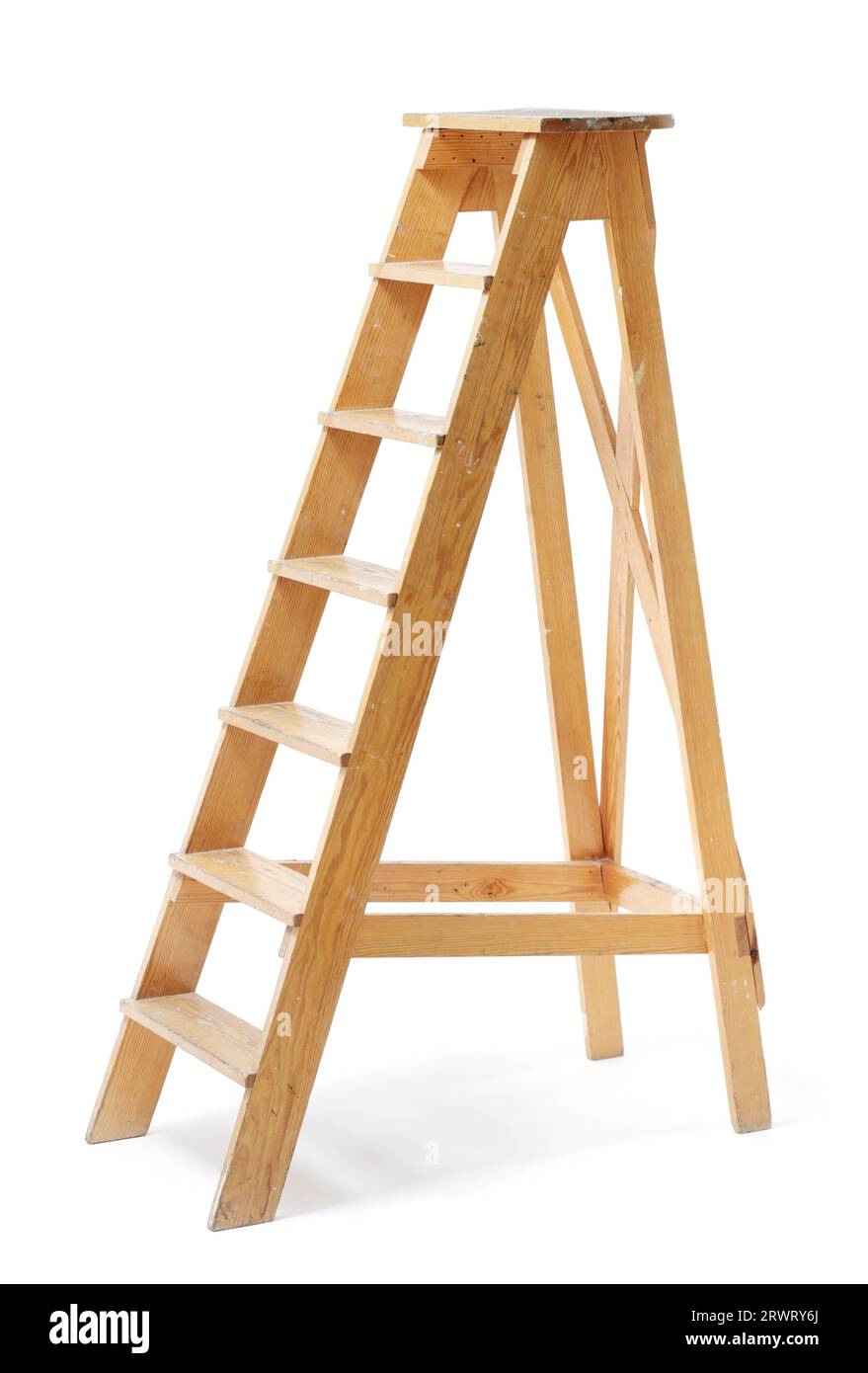 Vecchia scala in legno su bianco Foto Stock