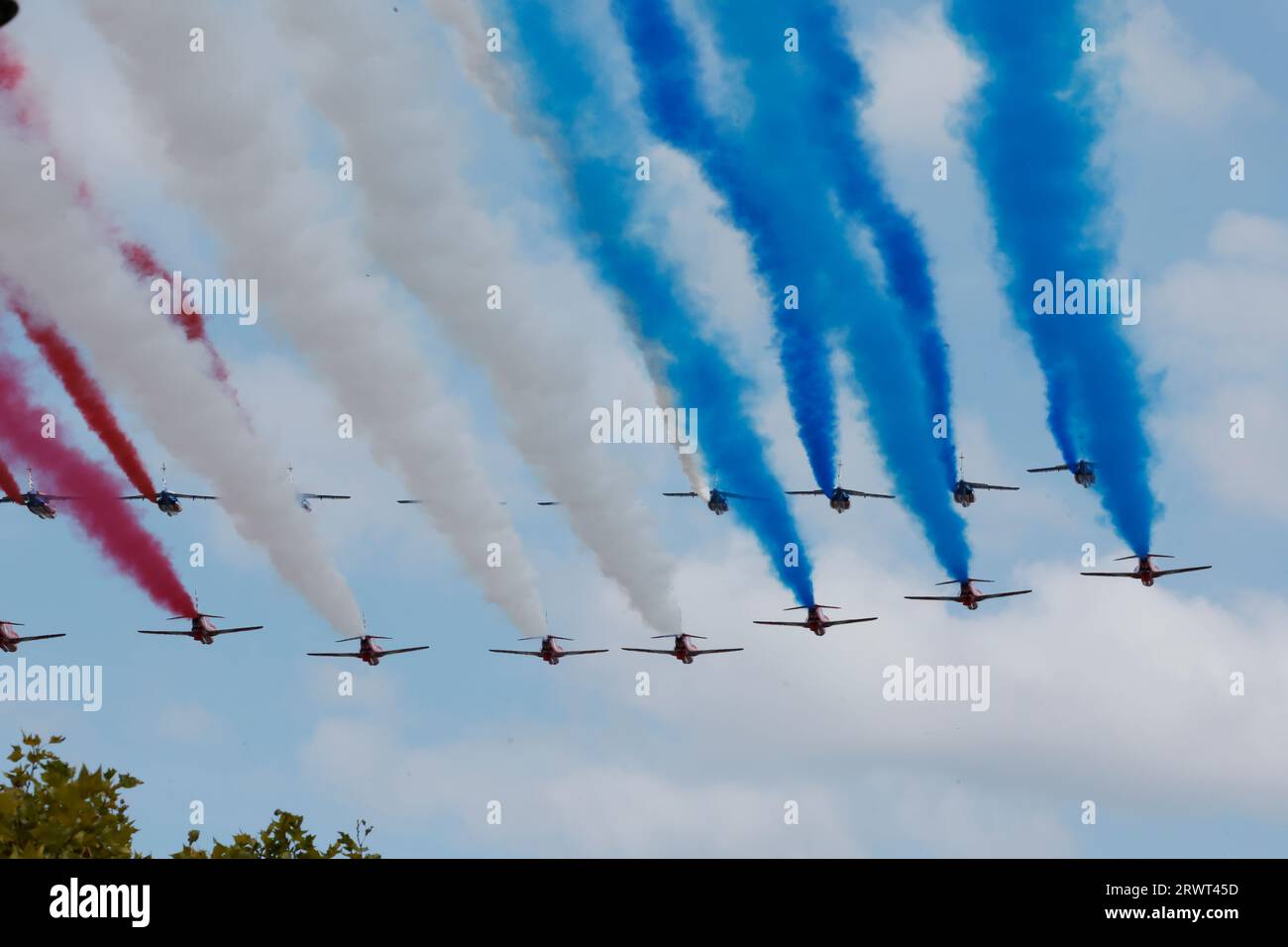 Parigi, Francia. 20 settembre 2023. I piloti delle forze armate francesi dipingono il cielo con i colori della bandiera francese durante la cerimonia di benvenuto del re Carlo III dei Regni Uniti in Francia all'Arco di Trionfo. Il 20 settembre 2023 a Parigi, Francia (Credit Image: © Henri Szwarc/eyepix via ZUMA Press Wire) SOLO USO EDITORIALE! Non per USO commerciale! Foto Stock