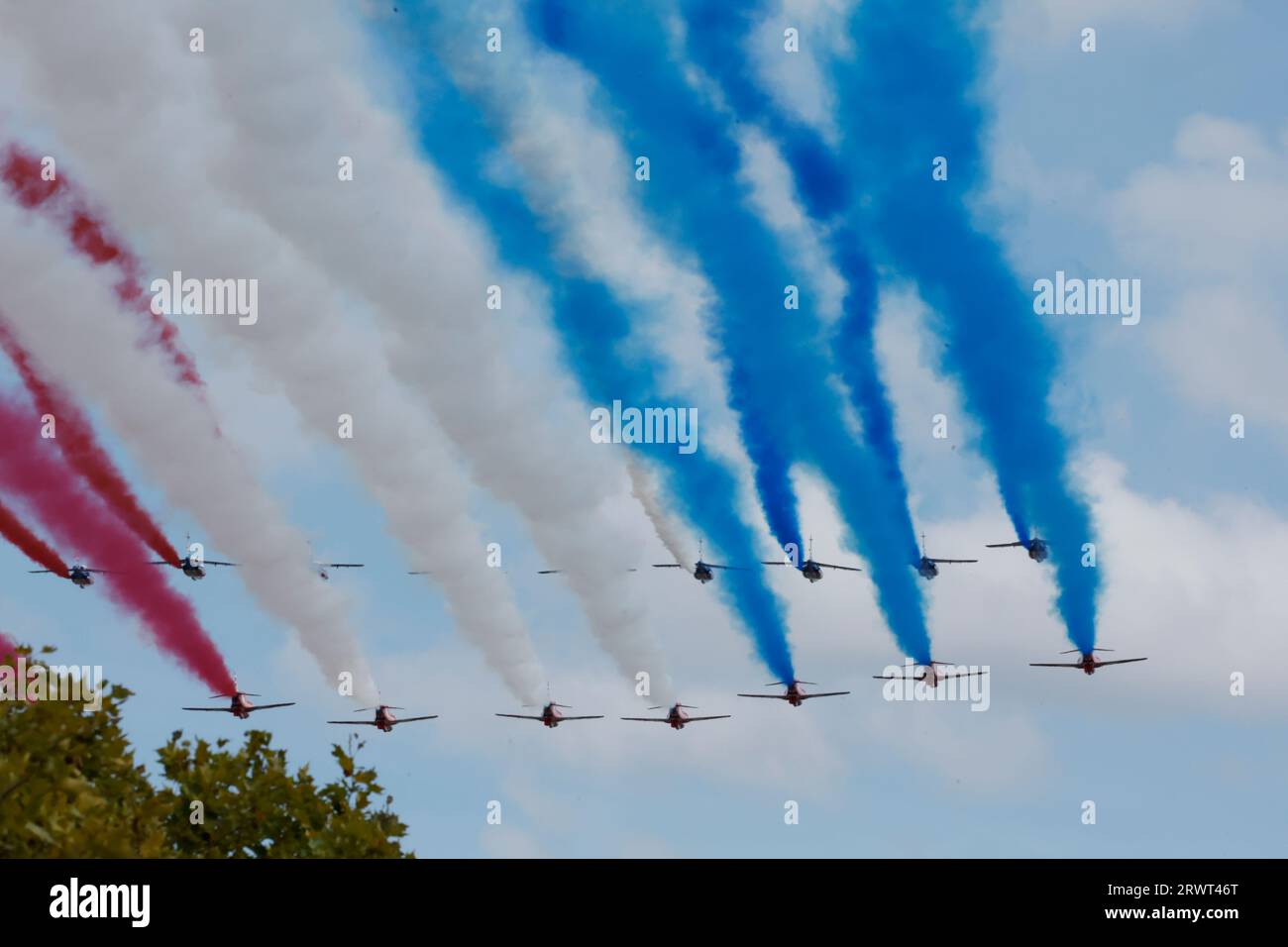 Parigi, Francia. 20 settembre 2023. I piloti delle forze armate francesi dipingono il cielo con i colori della bandiera francese durante la cerimonia di benvenuto del re Carlo III dei Regni Uniti in Francia all'Arco di Trionfo. Il 20 settembre 2023 a Parigi, Francia (Credit Image: © Henri Szwarc/eyepix via ZUMA Press Wire) SOLO USO EDITORIALE! Non per USO commerciale! Foto Stock