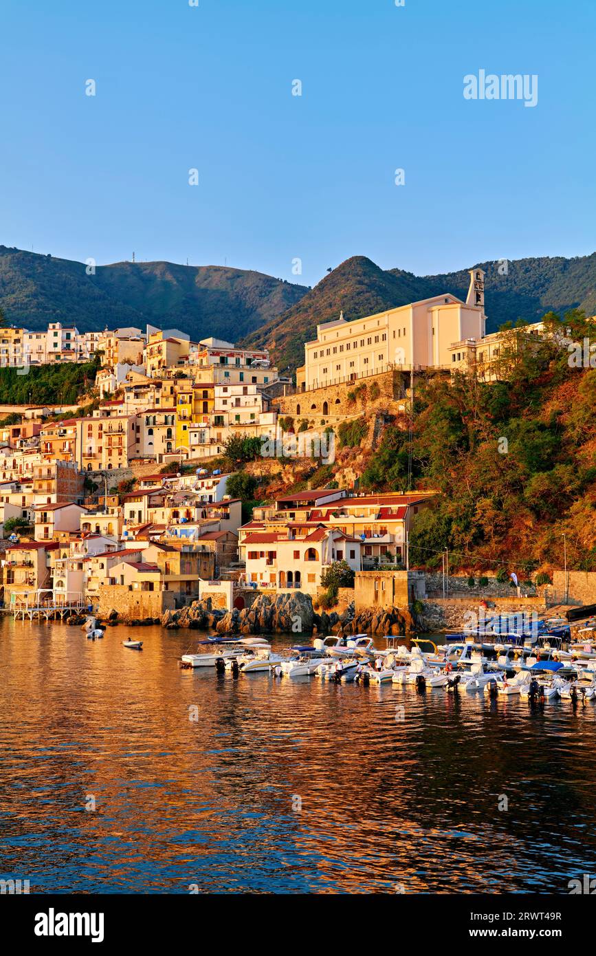 Scilla. Il villaggio di pescatori di Chianalea Calabria Italia all'alba Foto Stock