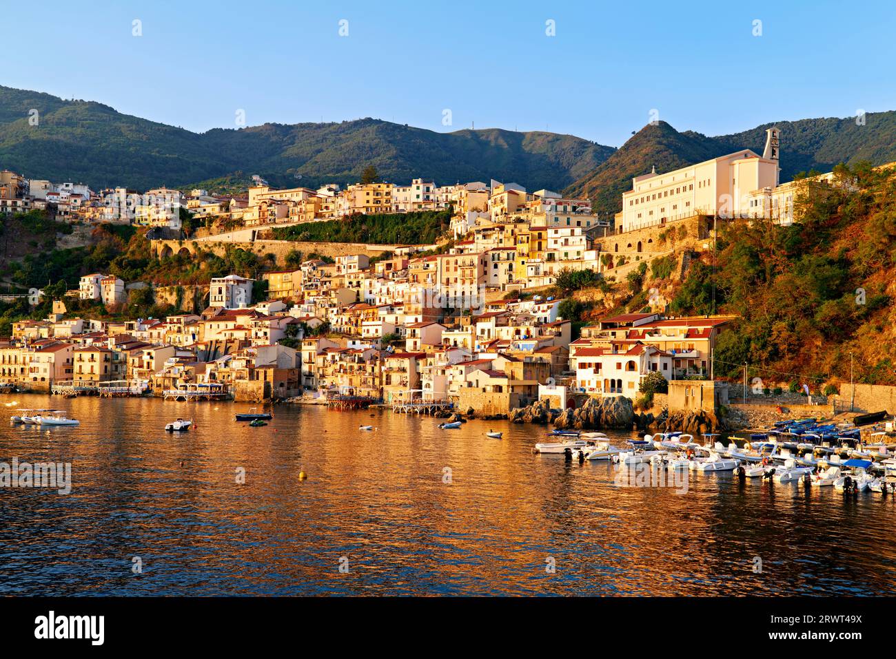 Scilla. Il villaggio di pescatori di Chianalea Calabria Italia all'alba Foto Stock