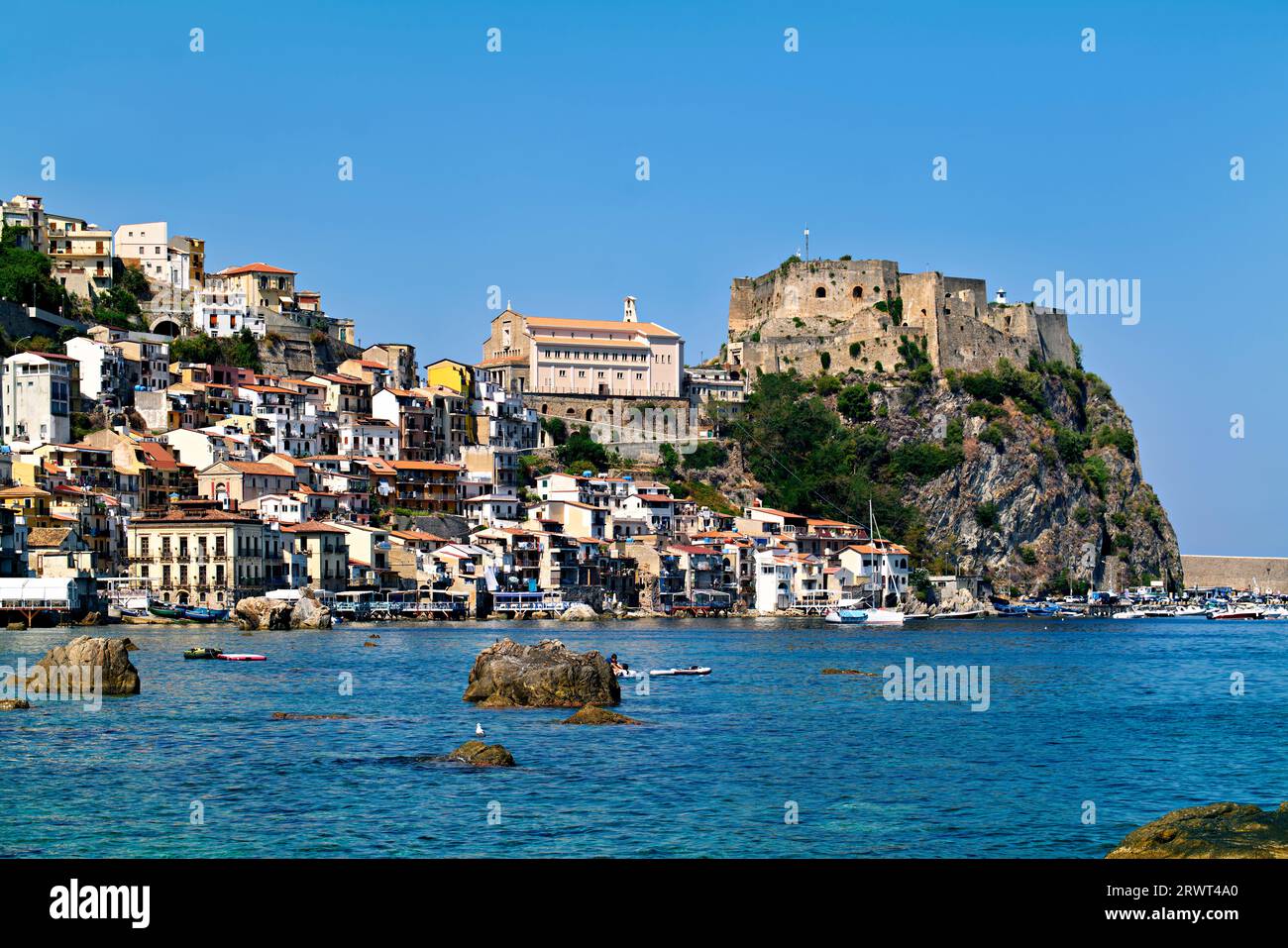 Scilla. Il villaggio di pescatori di Chianalea Calabria Italia e il castello di Ruffo Foto Stock