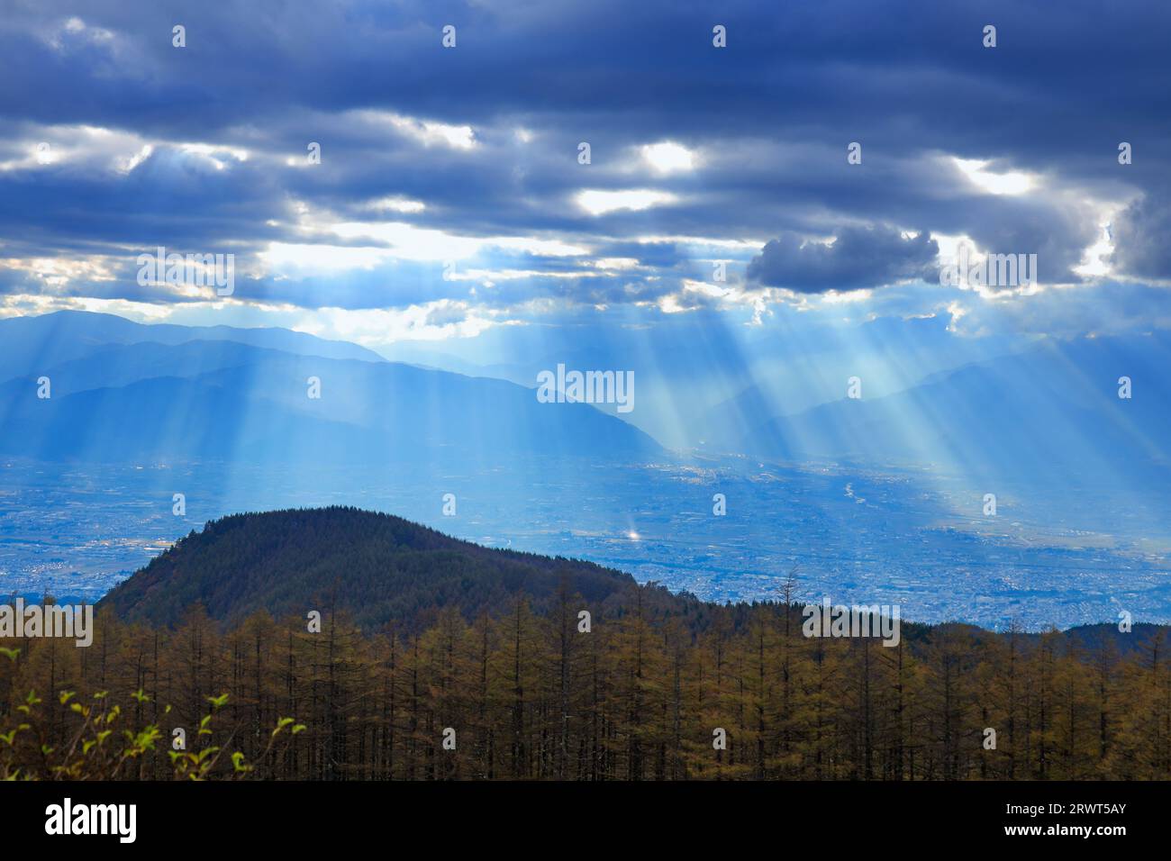Il bagliore serale e Matsumoto-daira e la luce riflessa vista da vicino alla collina dei ricordi Foto Stock