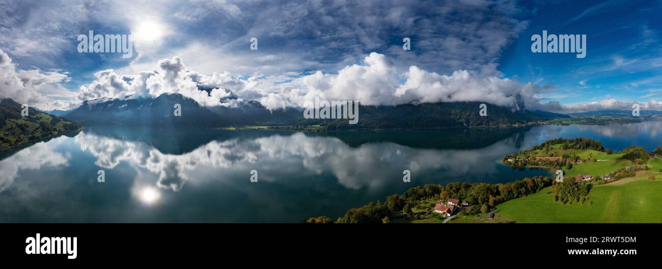 Drone shot, drammatica atmosfera nuvolosa a Mondsee vicino Pichlauhof, Salzkammergut, alta Austria, Austria, Europa Foto Stock