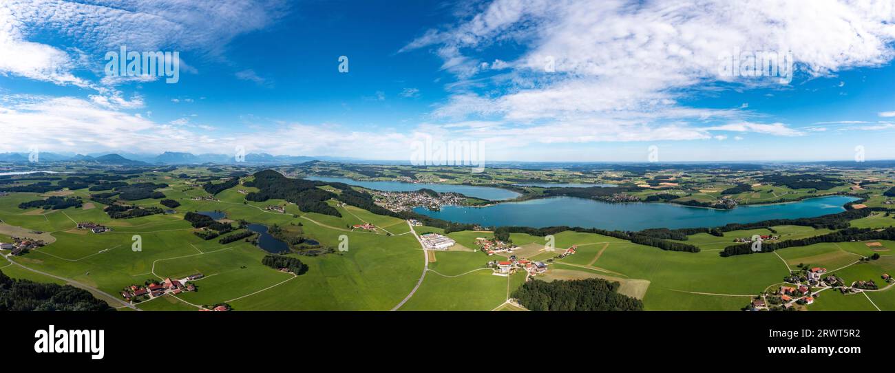 Foto con drone, vista panoramica dell'Obertrumersee Mattsee e del Grabensee, della Seenland di Salisburgo, della Flachgau, della Terra di Salisburgo, dell'Austria, Europa Foto Stock