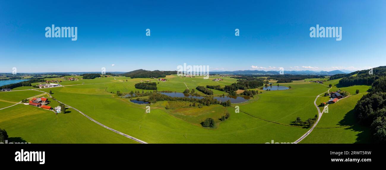 Immagine del drone, laghi di Großegelsee e Mitteregelsee vicino a Mattsee, brughiera, Seenland di Salisburgo, Flachgau, Land Salzburg, Austria, Europa Foto Stock