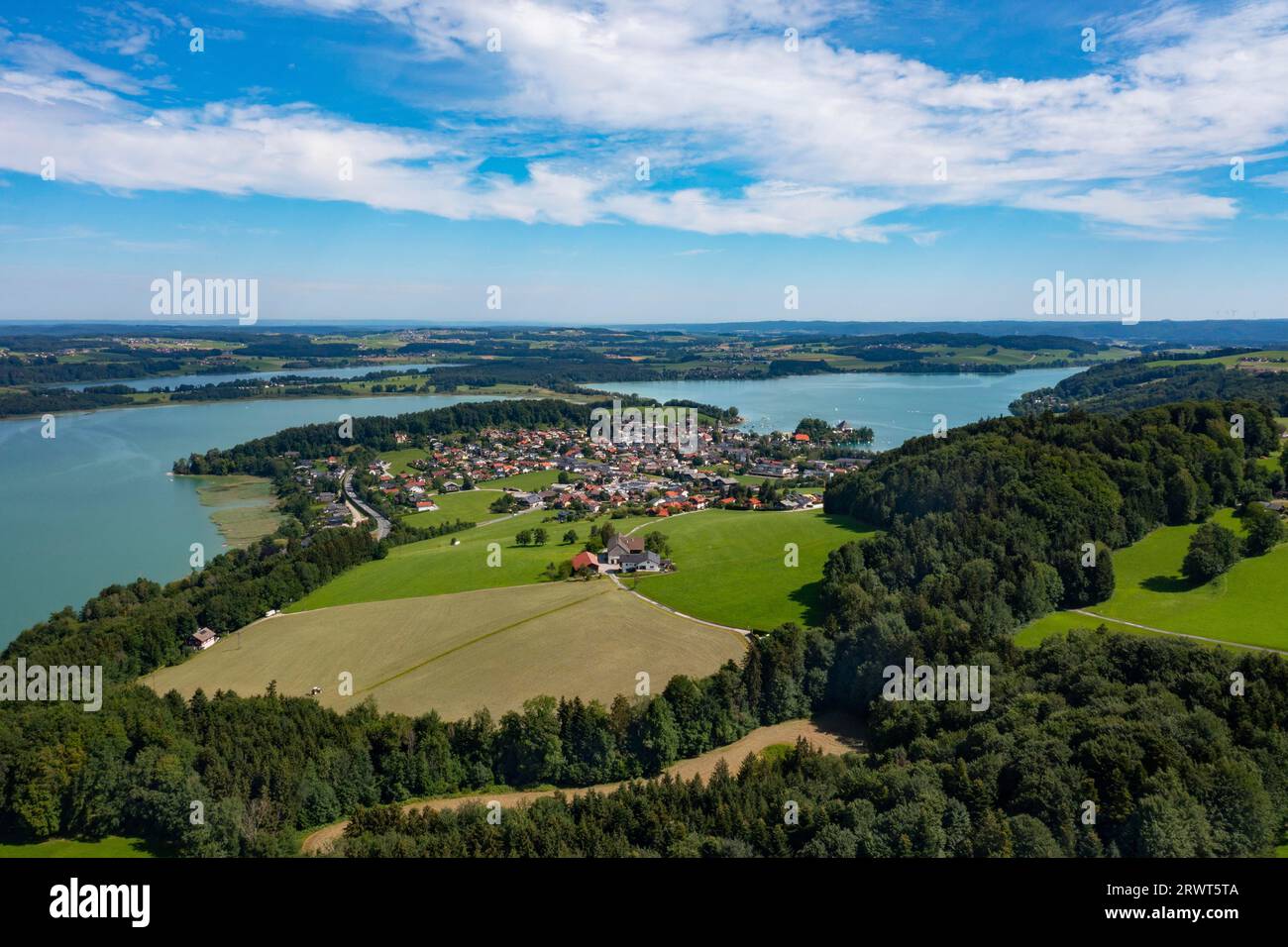 Drone shot, città e lago di Mattsee, Obertrumer SEE sulla sinistra, Flachgau, Salzburger Seenland, provincia di Salisburgo, Austria, Europa Foto Stock