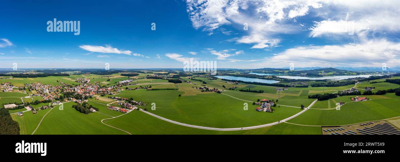 Foto con drone, vista panoramica di Berndorf vicino a Salisburgo con Obertrumersee Mattsee e Grabensee, Salzburger Seenland, Flachgau, Land Salzburg, Austria, Foto Stock