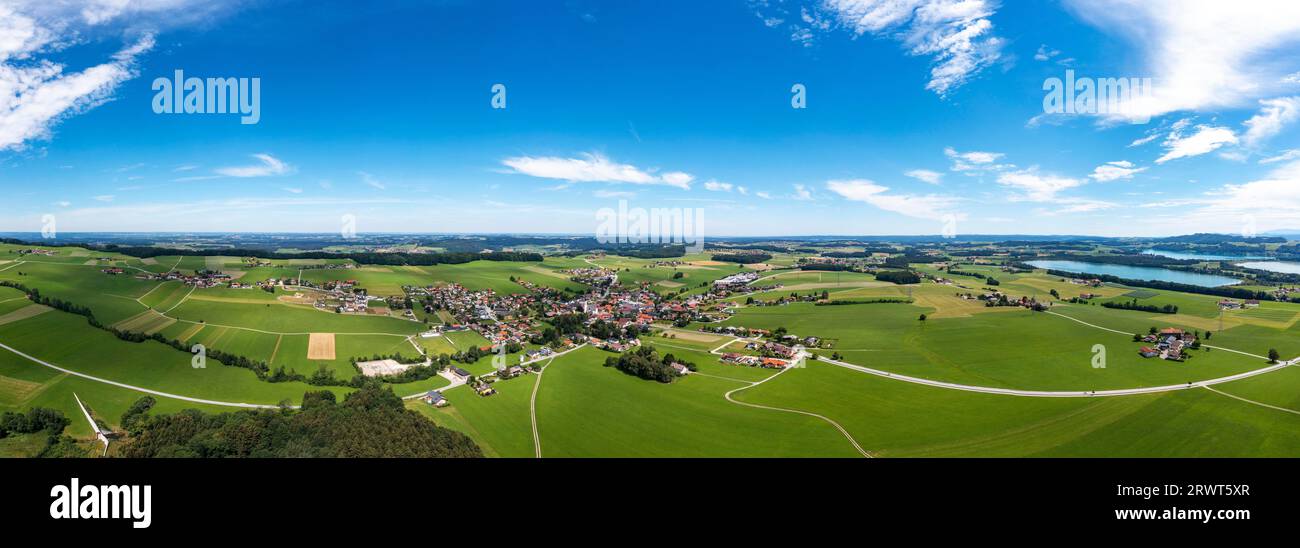 Foto con drone, vista panoramica di Berndorf vicino a Salisburgo con Obertrumersee Mattsee e Grabensee, Salzburger Seenland, Flachgau, Land Salzburg, Austria, Foto Stock
