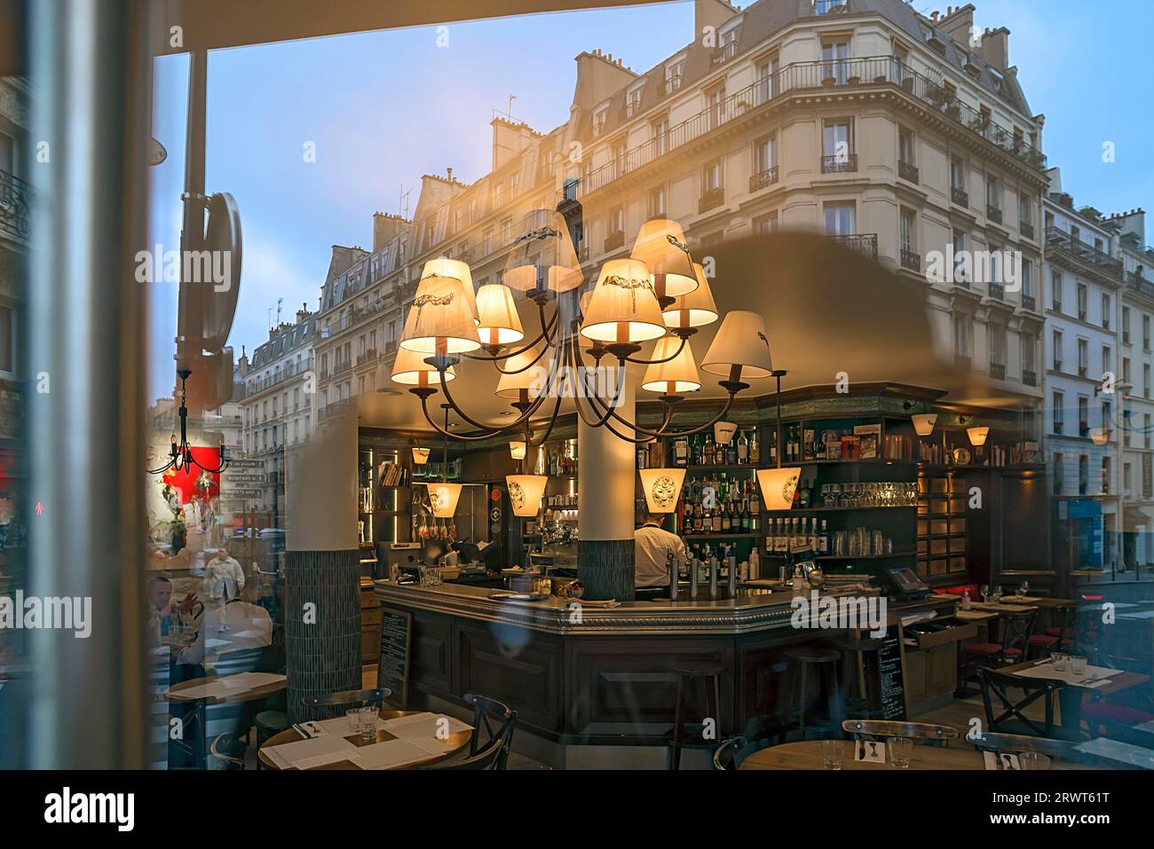 Vista in un café bar attraverso il vetro con riflesso, Parigi, Francia, Europa Foto Stock