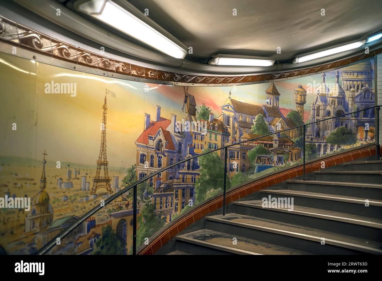 Scala nella stazione della metropolitana Abbesses Painting disegnata con motivi da Montmartre, Parigi, Francia, Europa Foto Stock