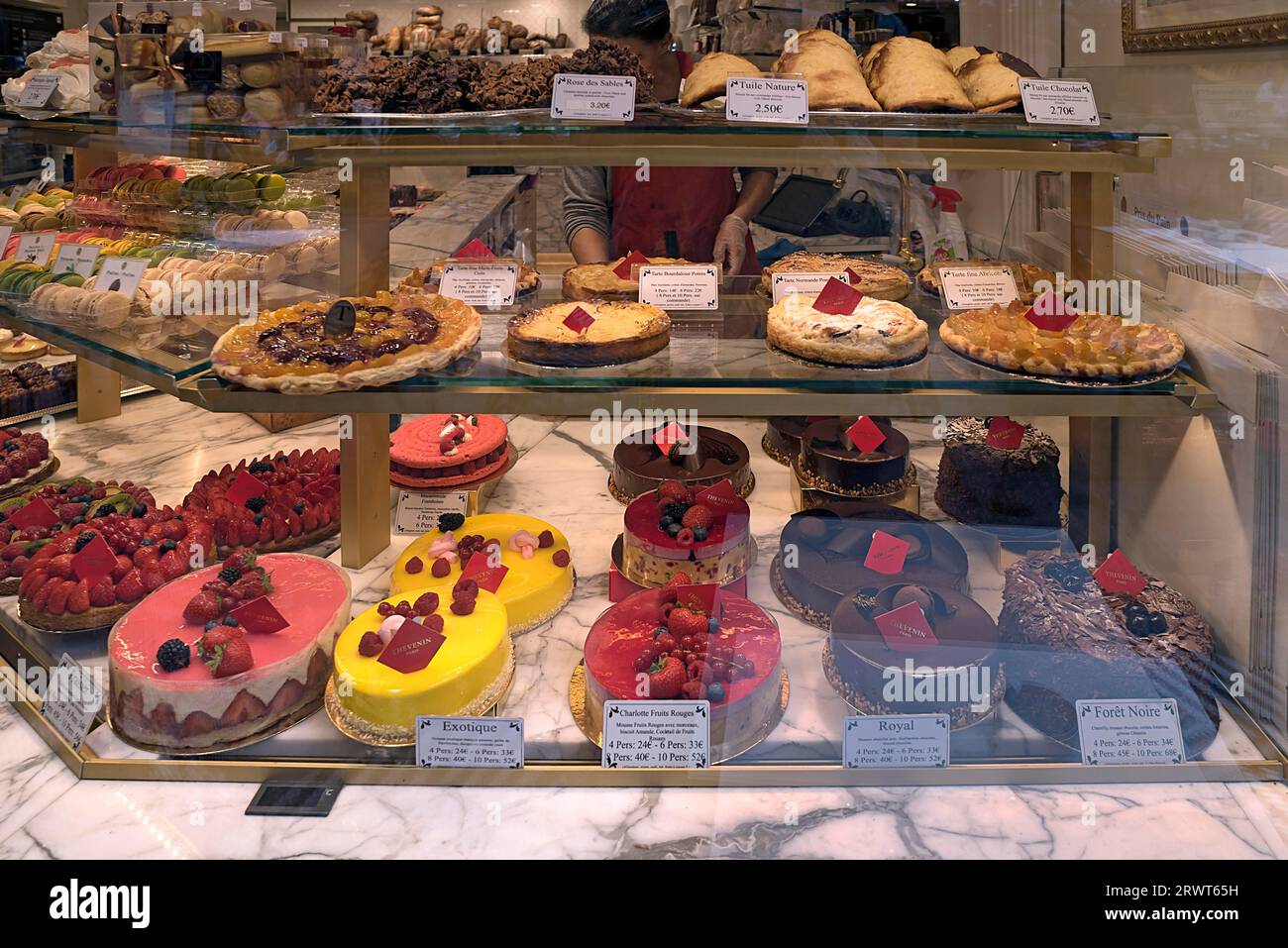 Vetrine con torte e dolci di una pasticceria, Parigi, Francia, Europa Foto Stock