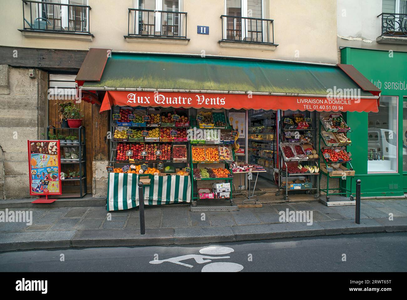 Negozio di frutta e verdura in una strada laterale, Parigi, Francia, Europa Foto Stock