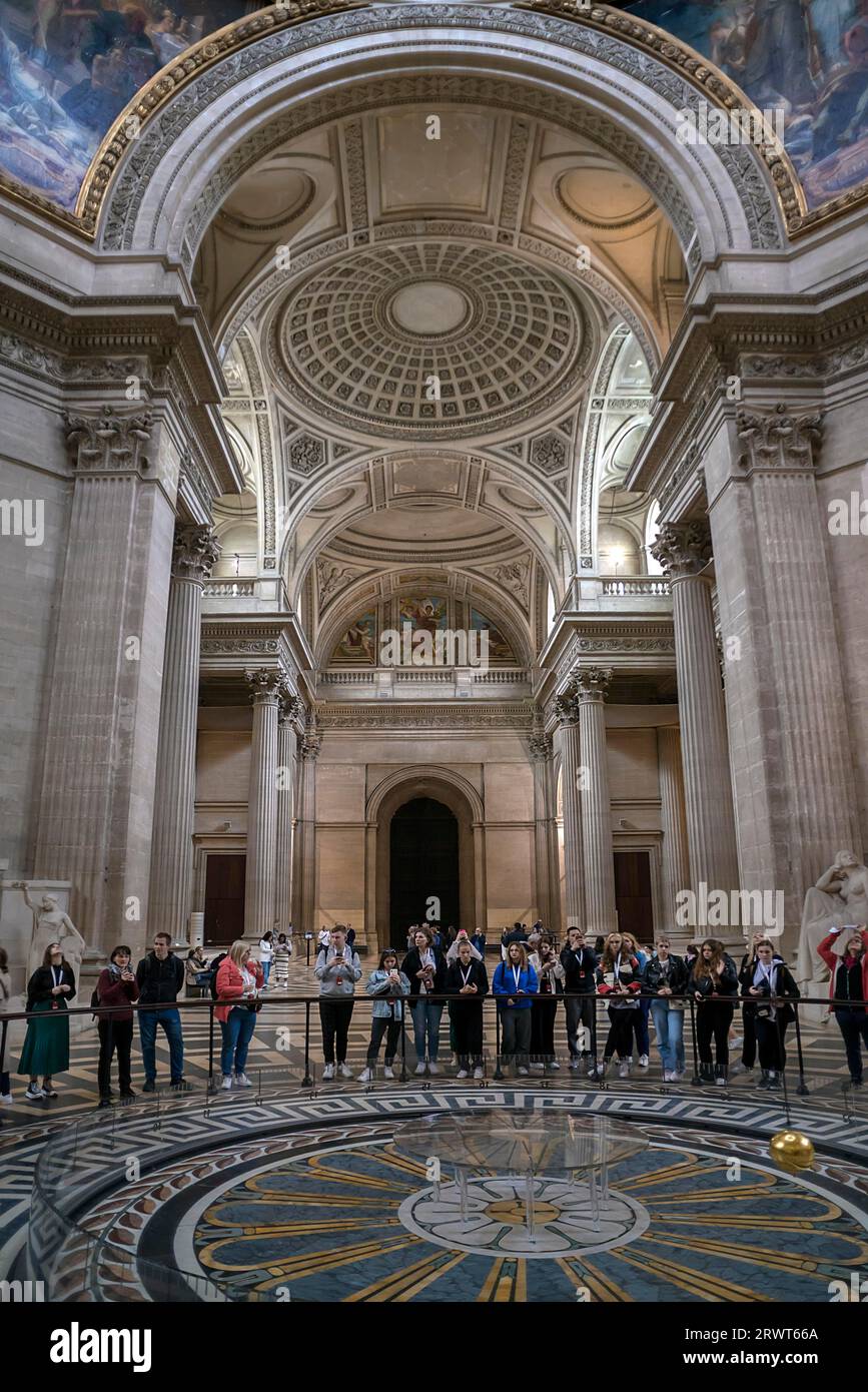 Interno del Panthéon, costruito tra il 1764 e il 1790, di fronte al pendolo di Foucault dal fisico francese Léon Foucault, 1819-1868, Parigi, Francia, Europa Foto Stock
