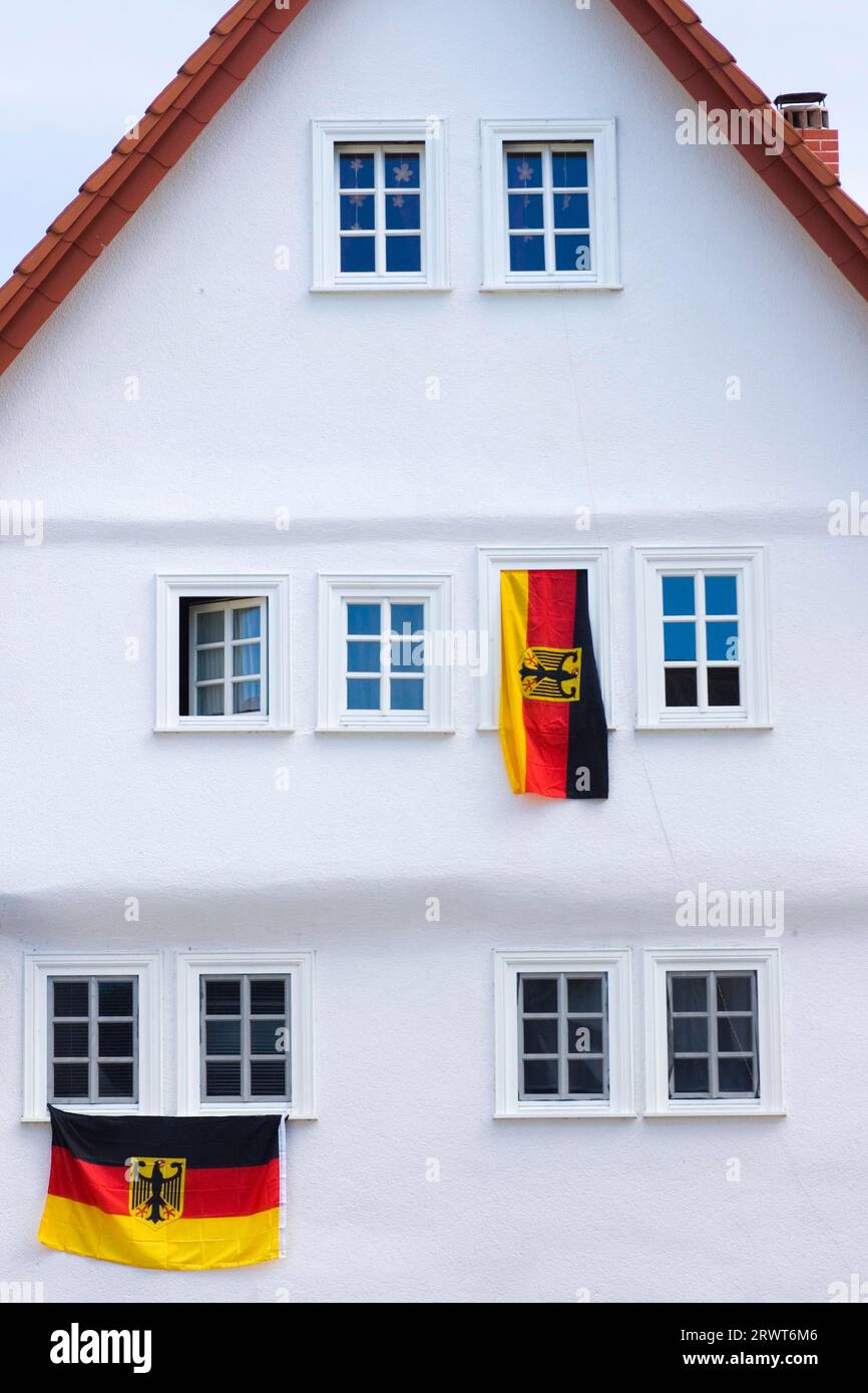 Bandiere della Germania su una casa bandiera della Germania su una casa Foto Stock