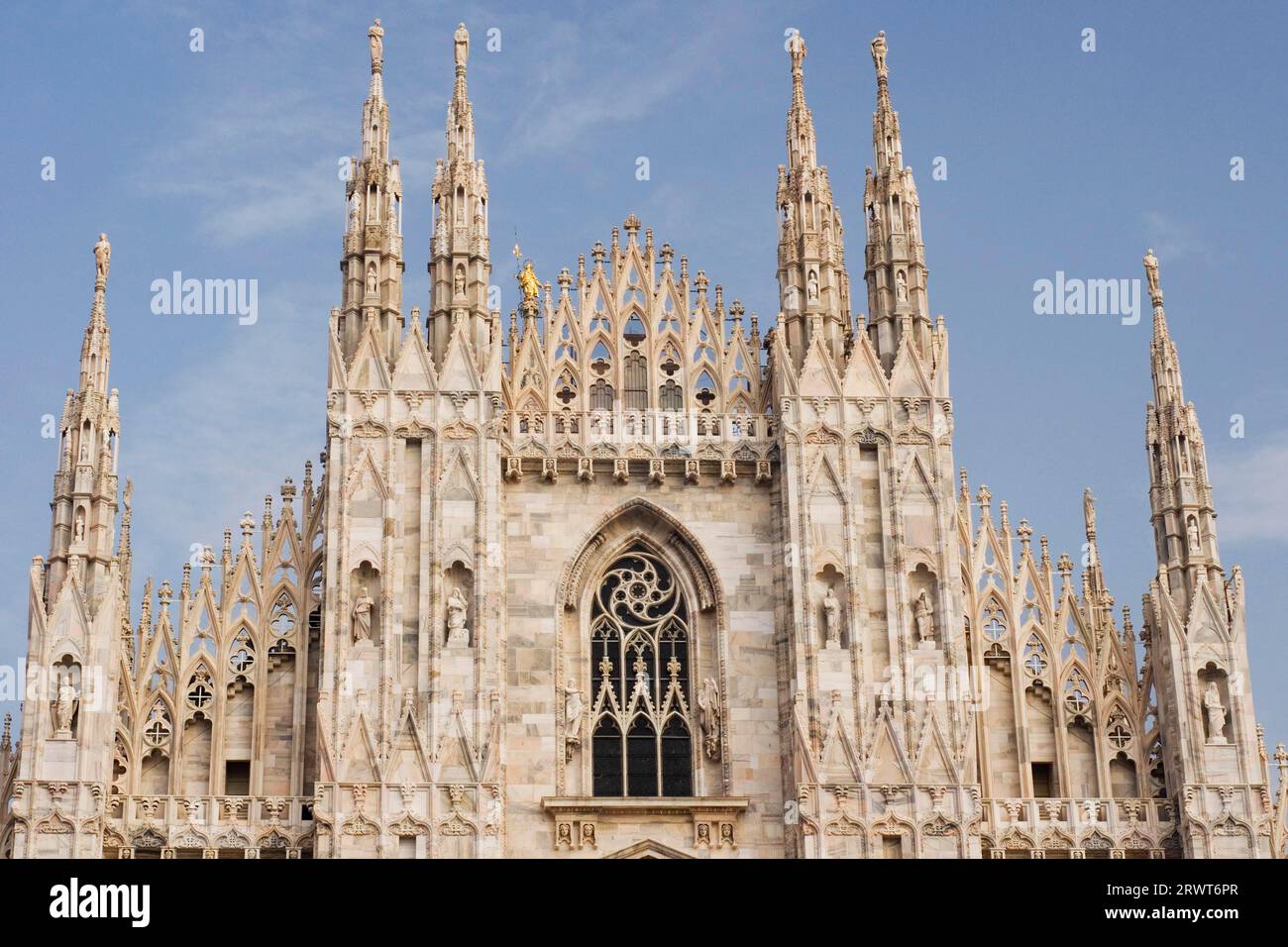 Il duomo di Milano con il simbolo della città, la Madonnina Foto Stock